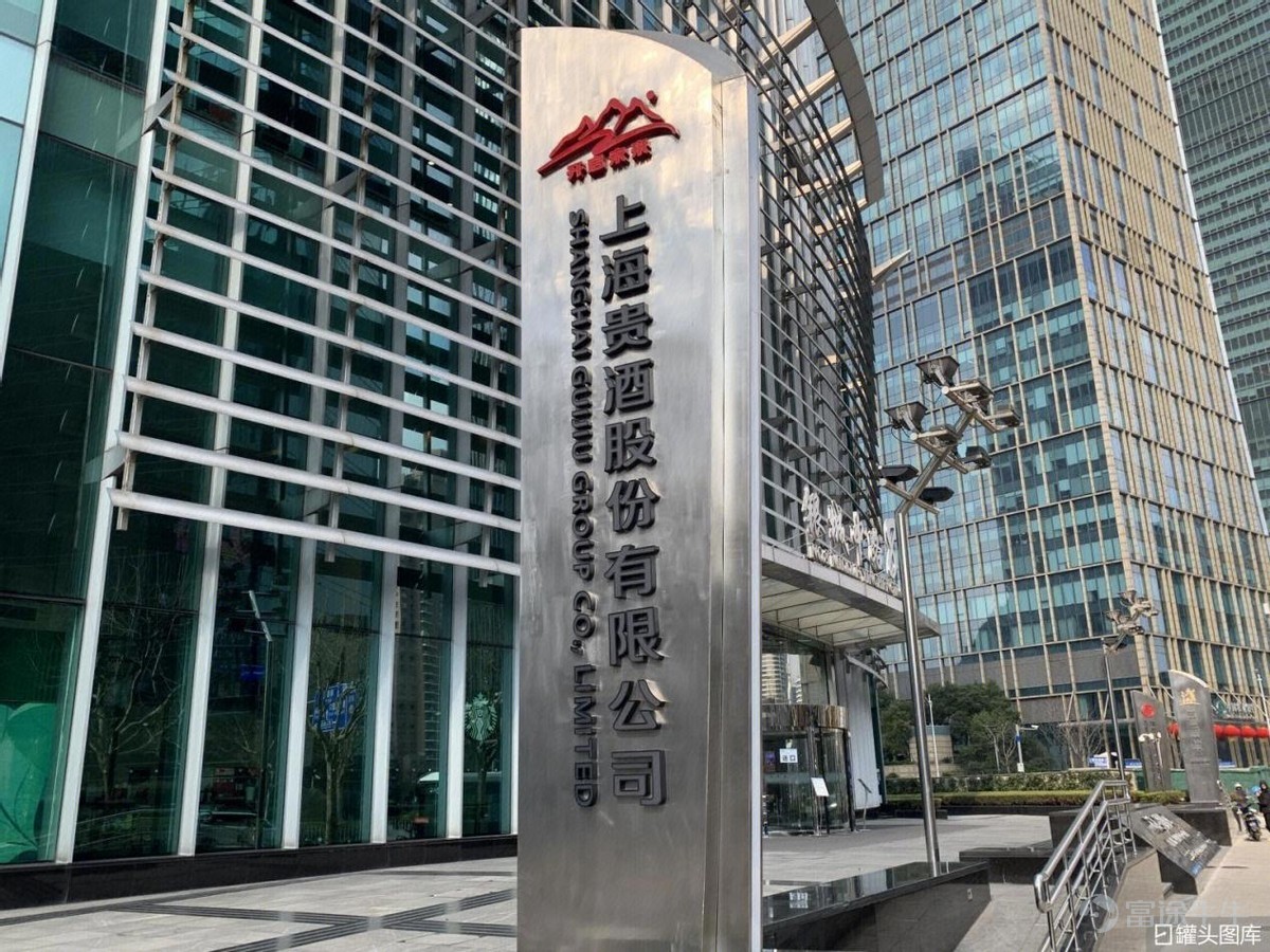 Special Contributing Author: Xiao Zhuqing (Independent Commentator on China's Liquor Industry) 1. The busiest leader: Song Shuyu, Chairman of the China Alcoholic Drinks Association. Every day he advocates for high-quality development of China’s liquor industry. Chairman Song promoted the adoption of real-aged liquor standards among China’s famous liquor companies. He pushed to de-emphasize aroma categories and strengthen regional value propositions. He encouraged Chinese Baijiu companies to jointly expand overseas. He called on listed companies in China’s liquor sector to shift from high-speed growth to high-quality development and to slow down expansion to help distributors reduce inventory. He urged China’s liquor industry to learn from Jing Brand on 'creating trendy drinks,' developing new drinking scenarios to attract young consumers and grow both audience base and consumption scenarios. 2.The busiest chairman of a listed company is Wu Xiangdong, the chairman of Zhenjiu Lidu and Huazhi Liquor. In over 200 days of 2025, Wu Xiangdong stationed himself at the Zhenjiu distillery in Zunyi, Guizhou. Every day, he receives prospective partners from the 'Ten Thousand Merchants Alliance' across the country, gives a two-hour personal presentation daily, and personally toasts every table of guests! He personally witnessed the signing of 3,000 partners with Zhenjiu's 'Ten Thousand Merchants Alliance'. Netizens commented on Wu Xiangdong: 'People who are more successful than you are still working harder than you…' Today, Wu Xiangdong is the second most popular internet-famous chairman of a listed company among Chinese entrepreneurs. Every day, he releases work or life videos or live streams, with each video receiving millions of clicks, and several videos surpassing 20 million views. 3. Who is the most wronged person in the Chinese liquor industry in 2025? Zhang Deqin was originally seen as someone taking on the task under urgent circumstances, wanting to lead Maotai out of the industry adjustment period, but...