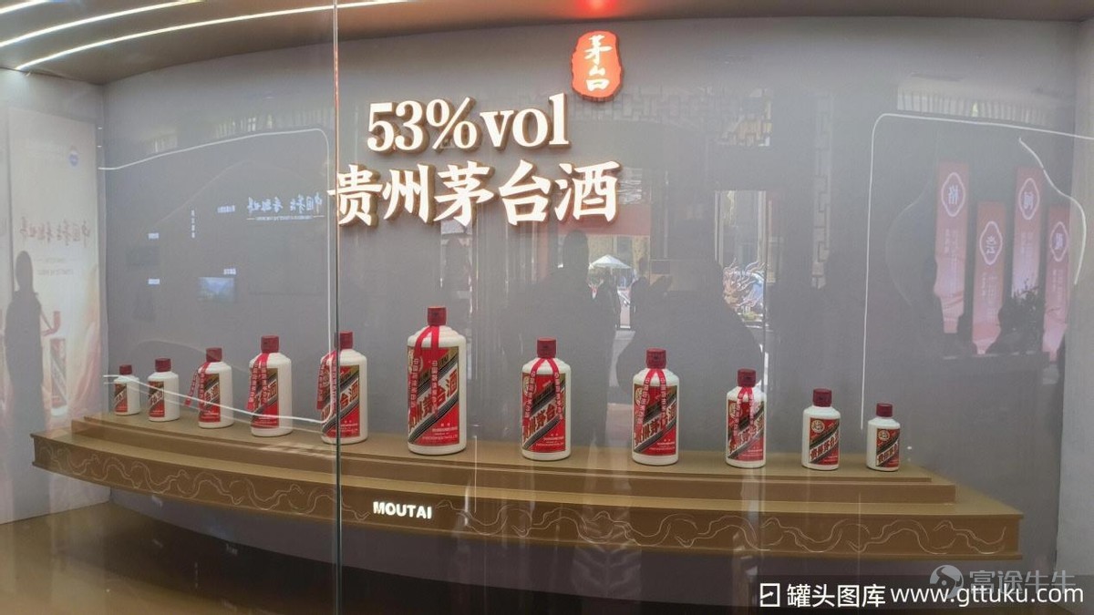 本文特約作者：肖竹青（中國酒業獨立評論人） 一 、2025酒業9大創新案例？ 1.五糧液變通降價智慧與有效去庫存（控價）智慧。 2.瓶子星球集團（江小白）發現細分賽道新潮飲機會和新場景機會的能力，重新定義渠道商爲生活方案提案者和消費場景交付商。 3.勁牌的消費場景創新與「正文化」。 4.珍酒李渡「打造萬商聯盟」，吳向東打造企業家IP成功破圈實現名利雙收。 5.郎酒莊園創造中國酒業體驗營銷的天花板，成爲白酒愛好者嚮往之地！ 6.古井貢的輕度戰略與輕養戰略（利用安徽亳州中藥集散地優勢衍生大健康產業鏈產品矩陣，利用菸酒行閒置場地一角和古井貢客群再開發，賦能菸酒行轉型增收）。 7.古井貢和口子窖的散酒鋪戰略是「田忌賽馬，降維打擊收割縣級酒廠市場份額」，也值得點贊。 8.貴州茅台i茅台對標特斯拉和蘋果to～C營銷模式創新的勇氣。（不過茅台特殊的品牌地位，讓這種創新模式對其他酒廠借鑑學習的意義不大）。 9.很多中年大叔和老男人挺喜歡水井坊聘請梁朝偉拍攝的代言廣告和成龍代言的瀘州老窖廣告。 瀘州老窖每年詩酒大會請你寫詩， 茅台1...