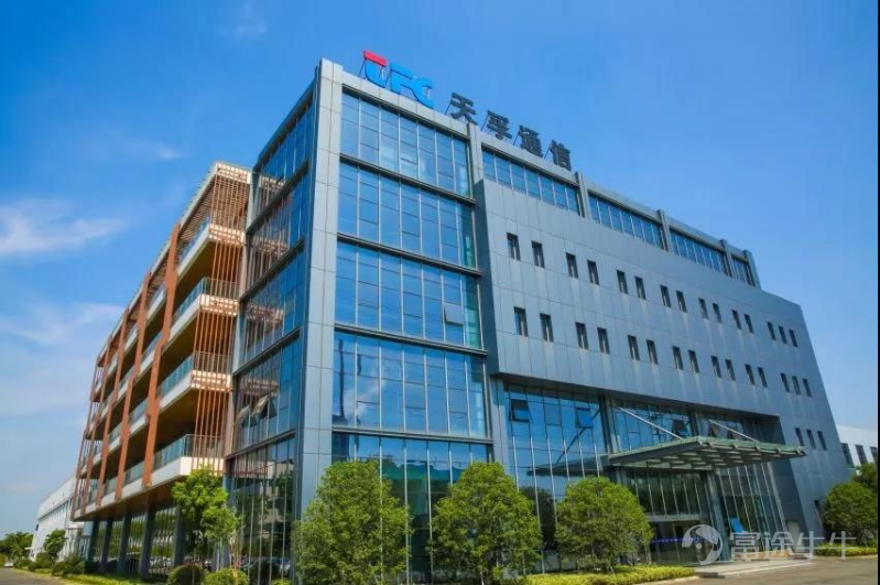 《星島》記者 屈慧 廣州報道 4月10日,光互連領域龍頭蘇州天孚光通信股份有限公司(下稱「天孚通信」,300394.SZ)向港交所遞交上市申請,計劃搭建「A+H」雙資本運作平台。 此次IPO,天孚通信擬募資用於擴大產能、加大前沿技術的研發投入、戰略投資併購以及補充營運資金,以鞏固其在全球光互連領域的領先地位。 受AI算力概念持續催化,天孚通信近一年股價暴漲約8倍,躋身A股光通信板塊「易中天」(新易盛、中際旭創、天孚通信)核心陣營,備受資本市場矚目。 值得注意的是,該組合中「一哥」中際旭創已經於2025年11月開啓籌備港股上市,市場傳言其已於4月初祕密遞表。 AI助推「十倍股」,鄒支農成百大富豪 天孚通信成立於2005年,以陶瓷套管產品起家,初始生產基地落戶蘇州。公司後深耕光器件領域,並逐漸成長爲全球頭部光器件企業。 公司創始人鄒支農、歐洋夫婦現年均57歲,分別任天孚通信董事長及總工程師、執行董事兼總經理。鄒支農1991年7月在吉林工業大學獲得工程學士學位,主修機械設計製造專業。歐洋則於1991年7月在東北師範大學獲得歷史學士學位...