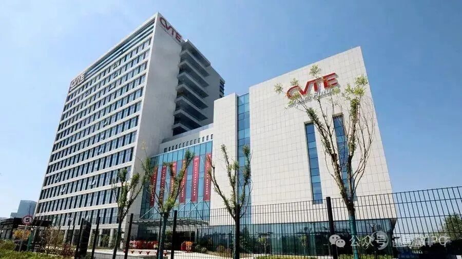 《星島》記者 屈慧 廣州報道 近日，廣州視源電子科技股份有限公司（下稱「視源股份」）更新港股招股書，第三次向港交所主板發起衝刺，聯席保薦人爲中金公司與廣發證券。 歷經21年發展，視源股份已成爲全球液晶顯示主控板卡龍頭，此次計劃通過港股募資加碼研發與全球化擴張。但招股書亦同步顯示了公司增收不增利、毛利率承壓、存貨高企的現狀。 《星島》注意到，就在視源股份遞交招股書的次日（7月8日），其猝死員工高廣輝家屬起訴視源股份一案也正式開庭審理。 員工加班猝死，文化受質疑 2025年11月29日（週六），視源全資子公司廣州視琨電子軟件二部經理高廣輝（32歲）在家加班時猝死。隨後，高廣輝的家屬及當地人社局取證，直指視源股份存在的高強度無邊界加班情況。 此外，高廣輝猝死事件集中了職場過勞、企業冷漠、員工維權困境等多重社會痛點，觸發了公衆對「打工人」生存狀態的集體共鳴，引起社會廣泛關注。 《星島》也從視源股份員工處了解到，該公司素有加班文化，工作強度較大，且績效和基本工資比例長期不合理。高廣輝猝死事件也使得視源股份的工作文化和用工制度備受網絡熱議。 ...