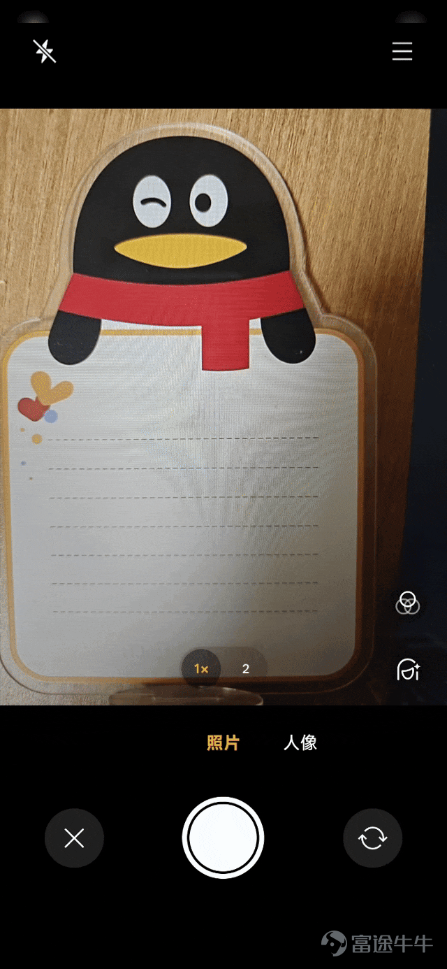 今天，騰訊理財通App推出AI識圖掘金。 隨手傳個圖、拍個照就能挖掘投資機會！ 每次最多可支持上傳10張圖片。 在哪可以體驗？ 打開騰訊理財通App， 首頁即可找到「掘金」功能。 Get這個功能就相當於， 擁有了一位多面理財助手！ 它可以是： 遇到複雜的金融圖表？ 別擔心！ 圖表發給它， 幫你讀懂金融數據的含義！ 遇到看不懂的財經新聞？ 截個圖發給它， 幫你讀出其中的投資機遇！ 想知道自己持倉的股票和基金 上漲/下跌都有什麼原因？ 接下來該如何操作？ 它能爲你提供投資建議分析框架、 操作策略參考、風險提示。 想知道身邊的物品都蘊含什麼投資機會？ 隨手拍一拍， 就能識別出圖片裏相關的股票、 上下游上市的供應商、 行業主要信息和關聯基金等。 如此酷炫的功能是怎麼實現的？ 當你上傳了圖片後，騰訊理財通運用騰訊混元大模型的多模態理解能力，能夠融合視覺、文本、佈局等圖像信息，支持信息檢測、圖像分割等高級視覺任務，從而識別出圖片裏關鍵的金融信息。 隨後金融信息經過DeepSeek聯網搜索與金融分析推理，再關聯動態金融數據，系統將生成行情深度解讀與趨勢預判，基金股票產...