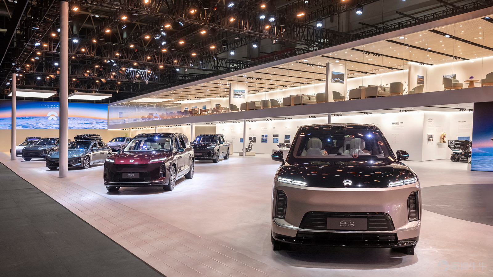 4月24日，第十九屆北京國際汽車展覽會（以下簡稱「北京車展」）正式開幕。蔚來公司以「大有新境 A Vast New Realm」爲主題，攜NIO蔚來、ONVO樂道、firefly螢火蟲三大品牌11款車型、12項全棧技術集體亮相。近500位中外媒體記者出席蔚來公司展臺的新聞發佈會。 蔚來創始人、董事長、CEO李斌在新聞發佈會現場表示：「這是蔚來公司三品牌首次在北京車展同台亮相，是蔚來公司多品牌協同發展、十一年體系創新的一次集中展示。今年二季度，基於日益完善的充換電網絡、十二全棧技術佈局、十一年體系創新成果，蔚來、樂道、firefly螢火蟲迎來全線煥新與進化。」 蔚來十一年體系創新的集大成之作、科技行政旗艦SUV蔚來ES9首次亮相車展。ES9以超40項行業首創技術、近40項同級領先技術與配置，是智能電動行政旗艦SUV的開創者，將引領行政旗艦SUV進入純電時代。蔚來ES9將於5月初開啓「一萬公里最短用時越雄關」挑戰，5月下旬正式上市並交付。 車展期間，觀衆可親臨蔚來展臺，領略ES9大氣磅礴的原創設計之美，沉浸式體驗頂級旗艦空間、旗艦座艙與旗艦...
