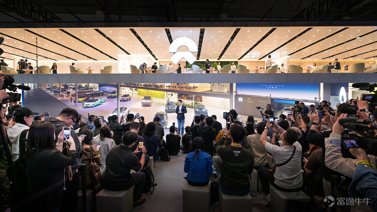 4月24日，第十九屆北京國際汽車展覽會（以下簡稱「北京車展」）正式開幕。蔚來公司以「大有新境 A Vast New Realm」爲主題，攜NIO蔚來、ONVO樂道、firefly螢火蟲三大品牌11款車型、12項全棧技術集體亮相。近500位中外媒體記者出席蔚來公司展臺的新聞發佈會。 蔚來創始人、董事長、CEO李斌在新聞發佈會現場表示：「這是蔚來公司三品牌首次在北京車展同台亮相，是蔚來公司多品牌協同發展、十一年體系創新的一次集中展示。今年二季度，基於日益完善的充換電網絡、十二全棧技術佈局、十一年體系創新成果，蔚來、樂道、firefly螢火蟲迎來全線煥新與進化。」 蔚來十一年體系創新的集大成之作、科技行政旗艦SUV蔚來ES9首次亮相車展。ES9以超40項行業首創技術、近40項同級領先技術與配置，是智能電動行政旗艦SUV的開創者，將引領行政旗艦SUV進入純電時代。蔚來ES9將於5月初開啓「一萬公里最短用時越雄關」挑戰，5月下旬正式上市並交付。 車展期間，觀衆可親臨蔚來展臺，領略ES9大氣磅礴的原創設計之美，沉浸式體驗頂級旗艦空間、旗艦座艙與旗艦...