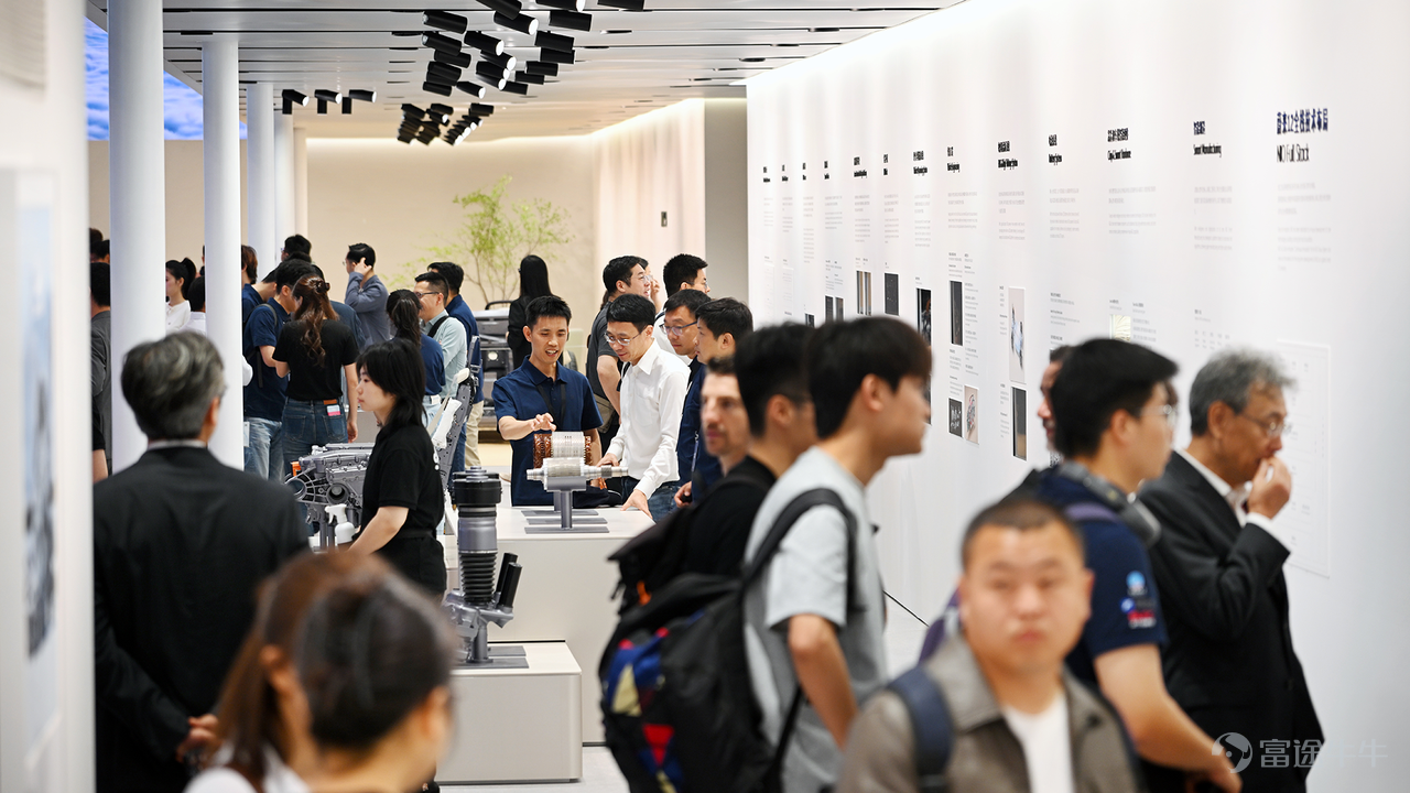4月24日，第十九屆北京國際汽車展覽會（以下簡稱「北京車展」）正式開幕。蔚來公司以「大有新境 A Vast New Realm」爲主題，攜NIO蔚來、ONVO樂道、firefly螢火蟲三大品牌11款車型、12項全棧技術集體亮相。近500位中外媒體記者出席蔚來公司展臺的新聞發佈會。 蔚來創始人、董事長、CEO李斌在新聞發佈會現場表示：「這是蔚來公司三品牌首次在北京車展同台亮相，是蔚來公司多品牌協同發展、十一年體系創新的一次集中展示。今年二季度，基於日益完善的充換電網絡、十二全棧技術佈局、十一年體系創新成果，蔚來、樂道、firefly螢火蟲迎來全線煥新與進化。」 蔚來十一年體系創新的集大成之作、科技行政旗艦SUV蔚來ES9首次亮相車展。ES9以超40項行業首創技術、近40項同級領先技術與配置，是智能電動行政旗艦SUV的開創者，將引領行政旗艦SUV進入純電時代。蔚來ES9將於5月初開啓「一萬公里最短用時越雄關」挑戰，5月下旬正式上市並交付。 車展期間，觀衆可親臨蔚來展臺，領略ES9大氣磅礴的原創設計之美，沉浸式體驗頂級旗艦空間、旗艦座艙與旗艦...