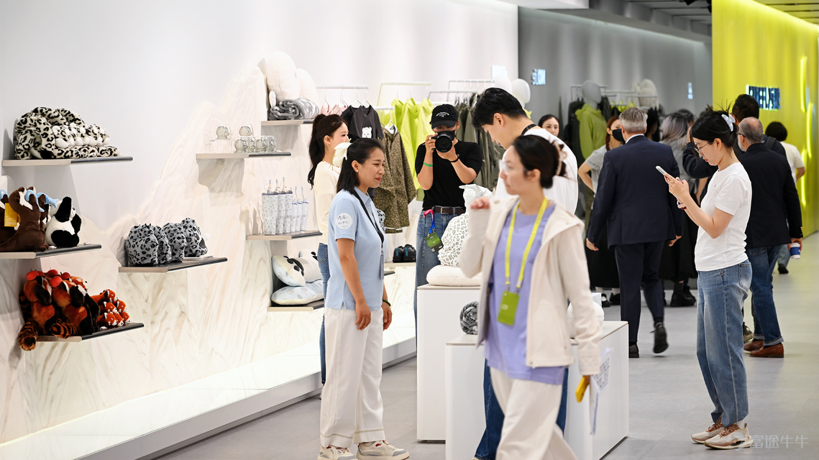4月24日，第十九屆北京國際汽車展覽會（以下簡稱「北京車展」）正式開幕。蔚來公司以「大有新境 A Vast New Realm」爲主題，攜NIO蔚來、ONVO樂道、firefly螢火蟲三大品牌11款車型、12項全棧技術集體亮相。近500位中外媒體記者出席蔚來公司展臺的新聞發佈會。 蔚來創始人、董事長、CEO李斌在新聞發佈會現場表示：「這是蔚來公司三品牌首次在北京車展同台亮相，是蔚來公司多品牌協同發展、十一年體系創新的一次集中展示。今年二季度，基於日益完善的充換電網絡、十二全棧技術佈局、十一年體系創新成果，蔚來、樂道、firefly螢火蟲迎來全線煥新與進化。」 蔚來十一年體系創新的集大成之作、科技行政旗艦SUV蔚來ES9首次亮相車展。ES9以超40項行業首創技術、近40項同級領先技術與配置，是智能電動行政旗艦SUV的開創者，將引領行政旗艦SUV進入純電時代。蔚來ES9將於5月初開啓「一萬公里最短用時越雄關」挑戰，5月下旬正式上市並交付。 車展期間，觀衆可親臨蔚來展臺，領略ES9大氣磅礴的原創設計之美，沉浸式體驗頂級旗艦空間、旗艦座艙與旗艦...