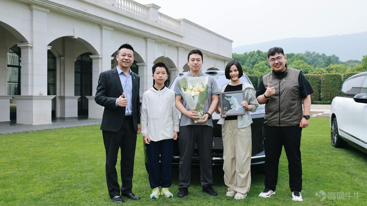 蔚來全新ES8產品線總經理 孫寧向第110,000台用戶曹先生及家人交付新車