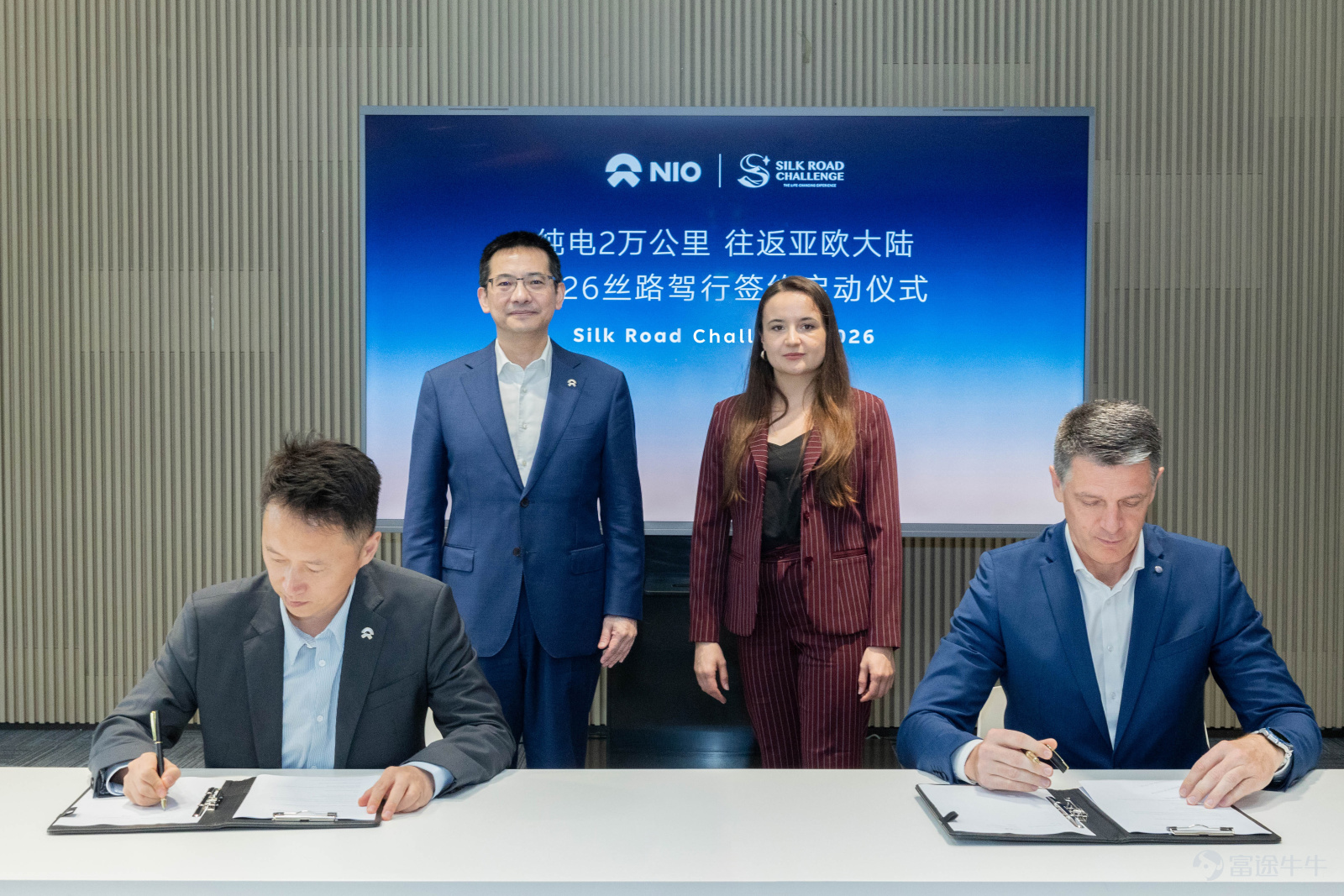 On September 10, the signing ceremony for the "All-Electric 20,000 km Round Trip Across Eurasia" 2026 Silk Road Driving Challenge (Silk Road Challenge 2026, SRC) cooperation agreement was held at Nio. Chen Chen, Vice President of Nio and Head of Global Business Development, signed the framework cooperation agreement with Szilard Bolla, former Consul General of the Hungarian Consulate in Shanghai and initiator of the Silk Road Driving Challenge. The signing was witnessed by Qin Lihong, Co-founder and President of Nio, and Dzsenifer Halmai, Commercial Consul of the Hungarian Consulate in Shanghai. This signing marks the official launch of this all-electric expedition spanning over 20,000 kilometers across the Eurasian continent. Nio will provide a joint fleet of 14 vehicles comprising Nio and Onvo models for the "2026 Silk Road Driving Challenge," including five models: Nio ES8, ES6, ET5T, and Onvo L90 and L80. Nio will also provide comprehensive vehicle service guarantees and technical support throughout the journey. On September 16, 2026, the fleet will depart from Xi'an, China, the starting point of the Silk Road. The 41-day journey will cover over 20,000 kilometers, passing through 11 countries: Kazakhstan, Kyrgyzstan, Uzbekistan, Russia, Azerbaijan, Georgia, Turkey, Bulgaria, and Serbia, before finally arriving in Budapest, the capital of Hungary. In the China segment, the fleet will travel westward along Nio's Silk Road battery swap route, utilizing battery swaps throughout the Hexi Corridor and exploring the scenery of the Western Regions, delivering a charging experience that is "as convenient as refueling..."