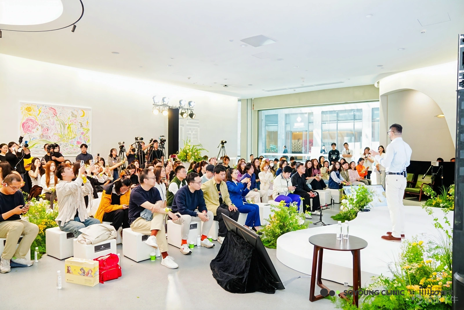 On April 22, So-young International and Jinbo Biotech jointly held the 'Youth Miracle' strategic release conference. Both parties officially announced a strategic partnership – Jinbo Biotech will exclusively supply its new product ViyiMe ColPact to So-young Youth Clinics, which will formally launch 'Miracle Collagen' based on this product – an all-scenario anti-aging solution using recombinant collagen for both facial and scalp applications. ViyiMe ColPact, as the 20th proprietary product within So-young’s 'GREEN LABEL' system, represents the synergistic implementation of both parties in the field of regenerative medical aesthetics. It also marks the entry of So-young's five-year supply chain strategy into a phase of scaled realization. Collagen enters a period of concentrated growth, with recombinant collagen becoming the core growth driver of the industry By 2026, the medical aesthetics industry is entering a concentrated release cycle for collagen products. On the supply side, faster regulatory approvals are driving rapid expansion of compliant products. As of April 2026, there are already 18 Class III medical device collagen registration certificates issued domestically, continuously improving the supply landscape of the industry. On the market side, collagen has become the third-largest track in China's medical aesthetics injection sector. According to data from Forward Industry Research Institute, in 2024, the market size of collagen injections in China's medical aesthetics sector was approximately RMB 6.7 billion, with a compound annual growth rate (CAGR) of 21.9% between 2021 and 2024. Structurally, recombinant collagen protein has become the core growth engine, with its market share increasing by over 376% in ten years, reaching a penetration rate of 56.9% in 2025...