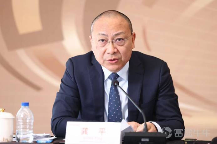 3月31日，復星國際在上海舉行2025年度業績發佈會。復星國際董事長郭廣昌、復星國際聯席董事長汪群斌、復星國際聯席CEO陳啓宇、復星國際聯席CEO徐曉亮、復星國際CFO龔平、以及多位機構投資者、分析師出席。 3月30日晚，復星國際公佈2025年度業績。報告期內集團總收入達人民幣1734.3億元，經調整產業運營利潤爲人民幣40億元。復星國際調整後淨資產價值（NAV）人民幣1,335億元，每股NAV達到港元18.1元。四大核心子公司收入人民幣1,282億元，佔集團總收入的74%。其中，復星醫藥歸母淨利潤人民幣33.71億元，同比增長21.69%；復星葡萄牙保險歸母淨利潤達歐元2.01億元，同比增長15.8%。 和往年比較，復星國際整體業績數據保持穩健。不過這一年復星國際依據審慎性原則，對部分存在減值跡象的地產項目及部分非核心業務板塊的商譽、無形資產進行了非現金減值計提和價值重估，造成年度賬面虧損人民幣234億元，其中地產減值佔比約爲55%，非核心資產減值佔比約爲45%。本次計提不影響公司的整體運營和現金流。 「晴天修屋頂」 復星國際董...