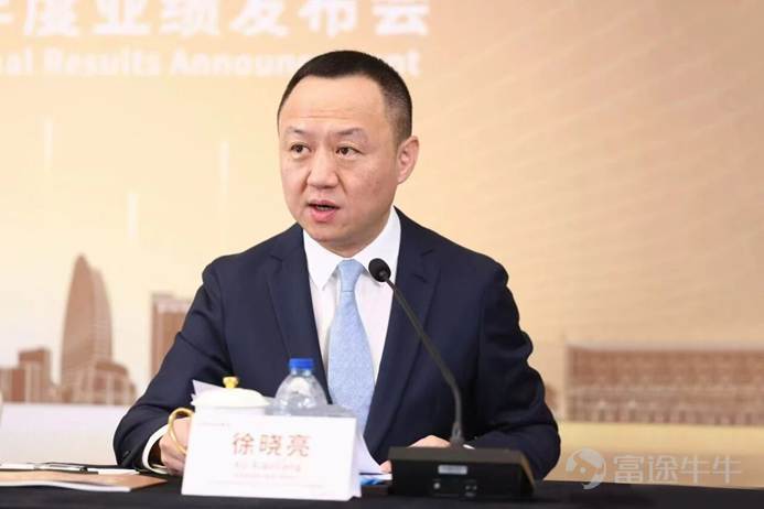 3月31日，復星國際在上海舉行2025年度業績發佈會。復星國際董事長郭廣昌、復星國際聯席董事長汪群斌、復星國際聯席CEO陳啓宇、復星國際聯席CEO徐曉亮、復星國際CFO龔平、以及多位機構投資者、分析師出席。 3月30日晚，復星國際公佈2025年度業績。報告期內集團總收入達人民幣1734.3億元，經調整產業運營利潤爲人民幣40億元。復星國際調整後淨資產價值（NAV）人民幣1,335億元，每股NAV達到港元18.1元。四大核心子公司收入人民幣1,282億元，佔集團總收入的74%。其中，復星醫藥歸母淨利潤人民幣33.71億元，同比增長21.69%；復星葡萄牙保險歸母淨利潤達歐元2.01億元，同比增長15.8%。 和往年比較，復星國際整體業績數據保持穩健。不過這一年復星國際依據審慎性原則，對部分存在減值跡象的地產項目及部分非核心業務板塊的商譽、無形資產進行了非現金減值計提和價值重估，造成年度賬面虧損人民幣234億元，其中地產減值佔比約爲55%，非核心資產減值佔比約爲45%。本次計提不影響公司的整體運營和現金流。 「晴天修屋頂」 復星國際董...