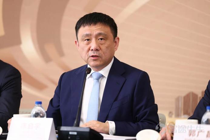 3月31日，復星國際在上海舉行2025年度業績發佈會。復星國際董事長郭廣昌、復星國際聯席董事長汪群斌、復星國際聯席CEO陳啓宇、復星國際聯席CEO徐曉亮、復星國際CFO龔平、以及多位機構投資者、分析師出席。 3月30日晚，復星國際公佈2025年度業績。報告期內集團總收入達人民幣1734.3億元，經調整產業運營利潤爲人民幣40億元。復星國際調整後淨資產價值（NAV）人民幣1,335億元，每股NAV達到港元18.1元。四大核心子公司收入人民幣1,282億元，佔集團總收入的74%。其中，復星醫藥歸母淨利潤人民幣33.71億元，同比增長21.69%；復星葡萄牙保險歸母淨利潤達歐元2.01億元，同比增長15.8%。 和往年比較，復星國際整體業績數據保持穩健。不過這一年復星國際依據審慎性原則，對部分存在減值跡象的地產項目及部分非核心業務板塊的商譽、無形資產進行了非現金減值計提和價值重估，造成年度賬面虧損人民幣234億元，其中地產減值佔比約爲55%，非核心資產減值佔比約爲45%。本次計提不影響公司的整體運營和現金流。 「晴天修屋頂」 復星國際董...