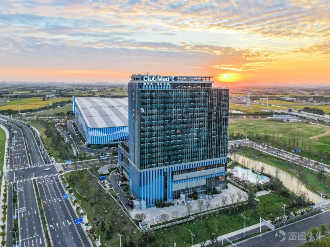 On June 18, Taicang Alps International Resort Phase II was officially signed, funded by the Taicang Municipal Government Platform and managed by Fosun Travel and Culture. The total investment of the project exceeds 5 billion yuan. The signing of this agreement not only highlights Fosun Travel & Culture's leadership in the snow and ice industry, but is also an important milestone since the company comprehensively promoted its asset-light strategy in early 2023. Recently, the well-known domestic media “Securities Daily” signed an agreement for the second phase of the Taicang Alps project. Combined with the current cultural tourism industry background, they thoroughly interpreted the business logic behind Fosun Travel's asset-light strategy. The content is reprinted from: Securities Daily “Taicang Builds a “World-Class Ice and Snow Industry City” Fosun Tourism and Culture Accelerates Implementation of Asset-Light Layout” Author: Chen Xiao $FOSUN TOURISM (01992.HK)$ The asset-light layout is another important step. On June 18, Fosun Travel & Communications announced that it will work with the Taicang Municipal Government to jointly build the second phase of Taicang Alps International Resort, a one-stop ice and snow-themed tourist resort destination. The project has a total investment of over 5 billion yuan. It was funded by the Taicang Municipal Government platform and managed by Fosun Travel and Culture. Xu Xiaoliang, Co-CEO of Fosun International and Chairman of Fosun Travel & Culture, told the “Securities Daily” reporter: “Since opening in November 2023, Taicang Alps International Resort has quickly become a popular place for families and young people in the Yangtze River Delta region to check in. The signing of the second phase of the project was an important breakthrough for Fosun Travel & Culture in implementing an asset-light operation strategy. Not...