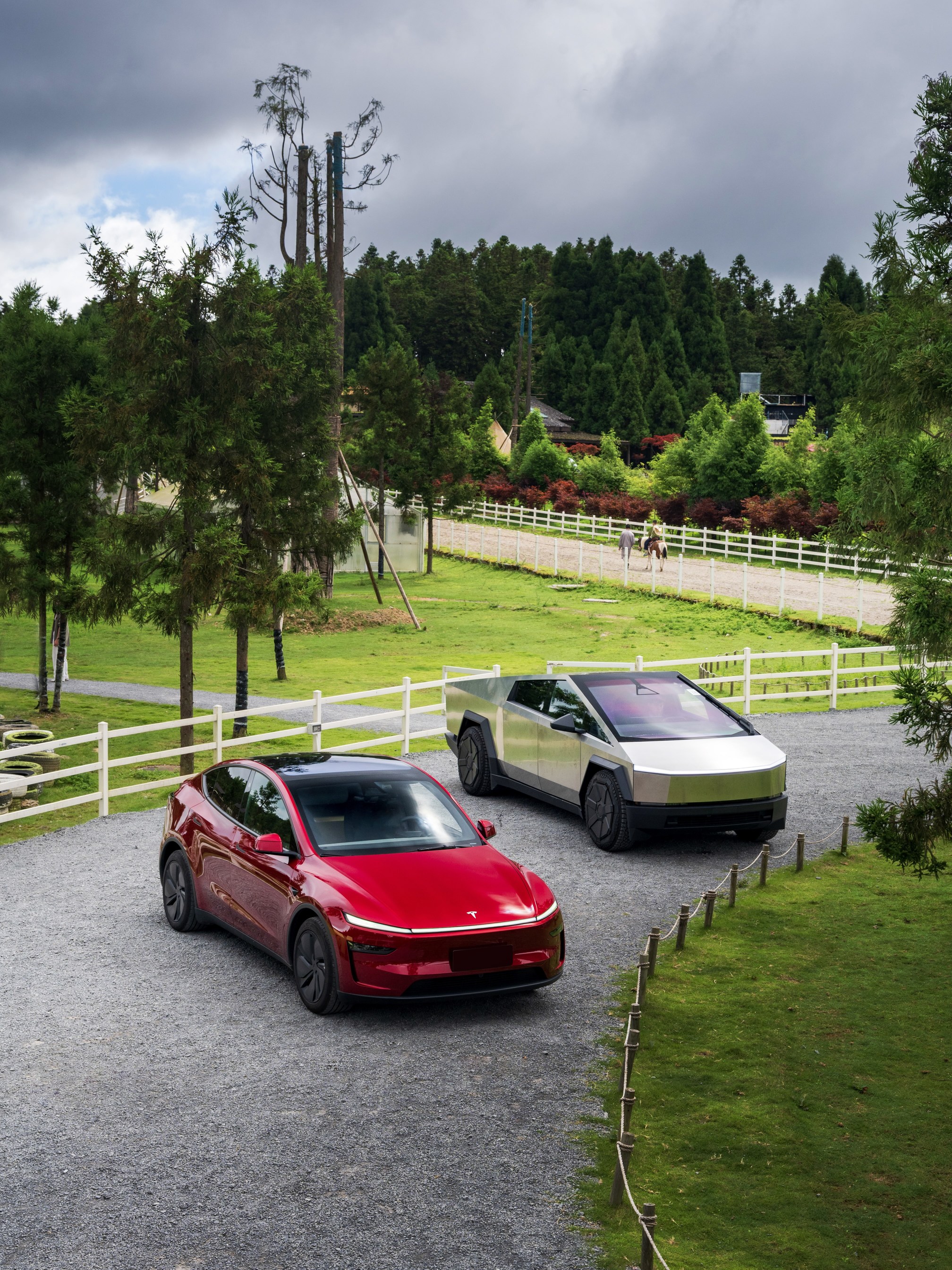 The Model Y and Cybertruck cruise into Fairy Mountain at a pleasant 21°C 🌿