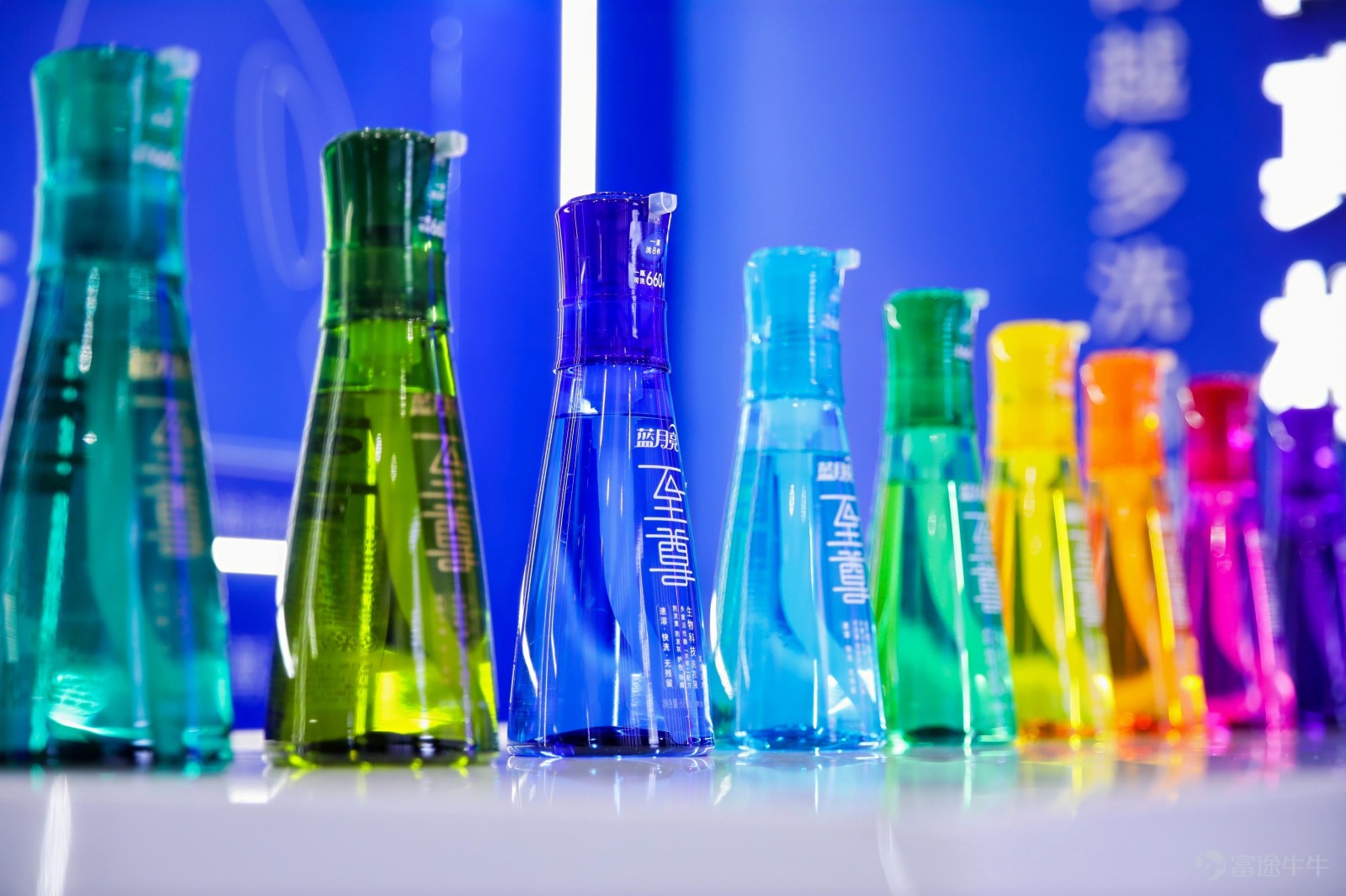 On August 21, Blue Moon Group (06993.HK) announced its performance report for the first half of 2025. The announcement shows that as of June 30, 2025, the company achieved revenue of approximately HKD 3.037 billion, maintaining stability compared to the same period last year. In the first half of the year, the company effectively controlled sales and distribution expenses, which decreased by 13.2% year-on-year. At the same time, Blue Moon continued to strategically expand emerging channels, continuously optimizing resource allocation across various channels, strengthening omni-channel and multi-category sales interaction and distribution network layout, with sales in traditional online and offline distribution channels maintaining stable growth. In addition, the company declared an interim dividend of HKD 0.08 per share, demonstrating a long-term commitment to shareholder returns. It is worth mentioning that benefiting from the optimization and expansion of offline distribution channels, sales of hand sanitizers have increased, and sales of Blue Moon personal cleaning and care products recorded a 12.4% growth compared to the same period last year. Sales of the other two major categories, namely clothing cleaning and care products and home cleaning and care products, also remained stable. In the context of the integrated development of omni-channel, Blue Moon continues to focus on consumer core needs, driving optimal development paths for online and offline channels amidst complementary competition, and seizing competitive advantages by enhancing product usage value, brand value, and emotional value. Innovative technology establishes a clean benchmark, closely aligned with demand to iterate products. In recent years, with the continuous expansion of market size and the rapid enhancement of quality of life, consumer demand for...
