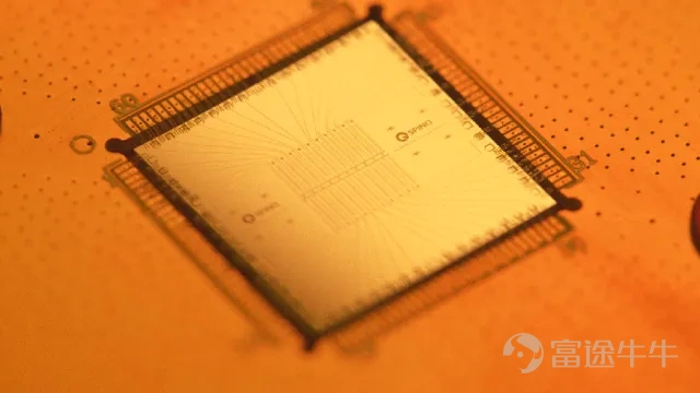 Recently, SpinQ, a leading domestic quantum computing company, announced the completion of a RMB 1 billion Series D financing round, bringing its total fundraising over the past six months to RMB 2 billion. New investors in this round include CICC Capital, Shanghai Semiconductor Industry Investment, AVIC Honghua, Shanghai Electric Science & Technology, Grand China Capital, Sichuan Xingchuan, Jinpu Investment, Hengxu Capital, Shangqi Capital, Hongtai Fund, Luhua Investment, Industrial Securities Investment, Shenzhen Press Group, $ZERO2IPO (01945.HK)$Bojia Capital, among others. Existing shareholders such as Toukong Donghai, Jingkai Capital, Qingdao Hanrui, and Hainan Feng Kaixiang continued to increase their stakes, and seasoned industrial investors Lü Dalong and Lan Kun also participated in this round of funding. The proceeds will be fully allocated to the end-to-end development of fault-tolerant universal quantum computers, core process iterations, and global industry ecosystem expansion, supporting the company’s accelerated advancement of next-generation quantum computing core technologies and driving quantum computing toward higher usability, greater scalability, and clearer application value. China’s 15th Five-Year Plan has designated quantum technology as a core track within future industries, explicitly setting the strategic goal of 'developing fault-tolerant universal quantum computers.' Shenzhen’s 15th Five-Year Plan has also included quantum technology among its six key directions for future industries. The investor consortium in this round forms a four-tier state-owned capital matrix encompassing national-level guidance funds, central SOE industrial funds, and provincial, municipal, and district-level industrial funds—an uncommon cross-regional joint deployment by state capital in the quantum computing sector that closely aligns with national and local industrial strategies. Advancing Fault-Tolerant Computing with Full-Stack In-House R&D...