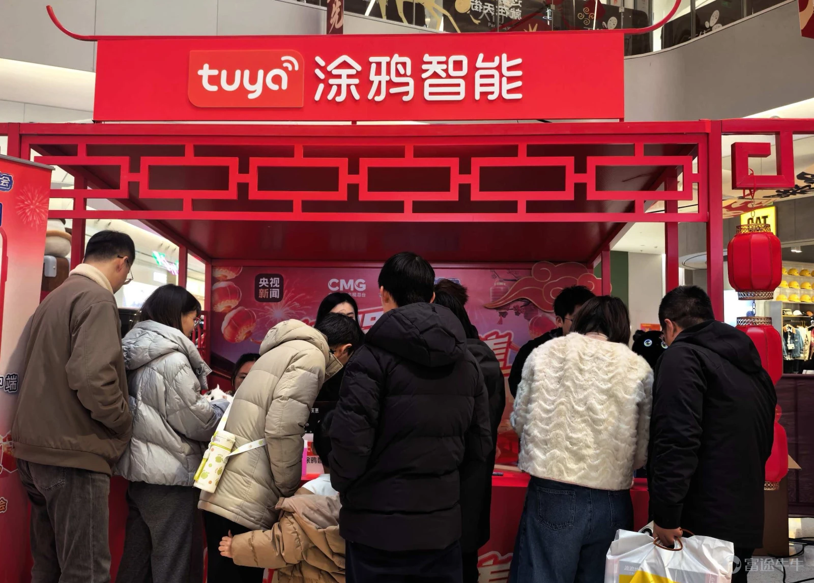 在央視新聞新媒體中心聯合江蘇總站共同主辦的機器人年貨大集活動上,塗鴉智能賦能的陪伴機器人展位被圍得水泄不通;與此同時,市場一線傳來回響——深圳華強北的「科技年貨」節前銷量激增約30%。今年的年貨清單似乎正在改變:其核心價值正從傳統的「消耗」與「儀式」,轉向「陪伴」與「成長」,AI硬件回應着現代社會人們對情感聯結的渴望。 當能陪寵物解悶、能和小孩練習英文,能陪老人嘮嗑的AI機器人被塞進購物車,我們帶回家的,不再只是一個「玩具」,而是能長期相處、不斷成長的AI夥伴。 塗鴉智能在不斷探索AI硬件在寵物等領域應用的同時,還與全球客戶共同將衆多創新AI概念,轉化爲叫好叫座的市場爆款。 Aura:「科技春晚」CES上有人想花3000美元帶走的「寵物管家」 在CES 2026上,塗鴉智能首次公開寵物陪伴機器人Aura,備受全球科技精英關注,有觀衆甚至當場詢問3000美元能否直接買走,帶它回家,現場軼事成爲其產品力與情感價值的生動註腳。Aura直擊寵物獨處時的情感需求與主人保障寵物健康、安全的需求;通過多模態感知技術,它不僅能實現遠程寵物互動...