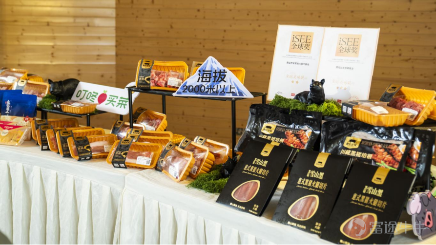 自2023年與高金食品開啓深度合作、探索黑豬訂單養殖模式以來，叮咚買菜$叮咚買菜 (DDL.US)$ 在黑豬產業的佈局持續向縱深推進。記者獲悉，近日，叮咚買菜旗下自有黑豬肉品牌「黑鑽世家」迎來新進展：正式投資源頭養殖公司，計劃未來一年內投苗3萬頭特色黑豬，並同步加速「黑鑽世家」專賣店佈局，今年目標從現有5家增至15-20家。這一系列動作標誌着叮咚買菜在黑豬產業「產業深耕」的戰略推進，爲肉類生鮮行業構建全鏈路供應鏈提供了新樣本。 從「賣豬」到「養豬」：叮咚買菜打通上游養殖鏈 在雲南彝良群山深處，一片被險峻峯巒環繞的牧場內，黑豬們正在欄舍後的運動場上活動。這裏地處烏金豬起源地核心區，層疊山勢形成天然隔離帶，將牧場與外界居隔絕，造就了「世外桃源」 般的純淨養殖環境。作爲叮咚買菜與高金食品合作的核心養殖基地之一，這裏承載着黑豬產業上游佈局的關鍵一環。 「我們不僅要賣好豬肉，更要從源頭養好豬。」叮咚買菜相關負責人表示。「黑鑽世家」特色黑豬由烏金黑豬與川鄉黑豬雜交而成，既保留了藏豬肉質鮮美的特性，又通過品種改良提升了生長效率，其肌間脂肪含量達4.28%，是普通白...