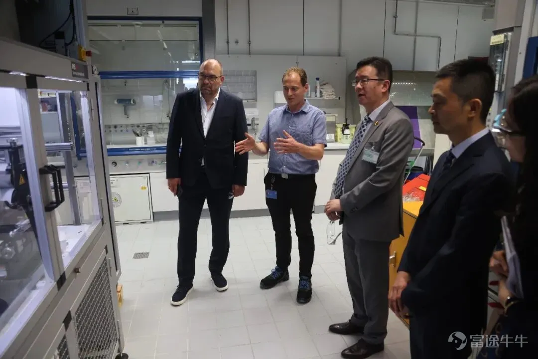 2026年6月23日,環球新材國際旗下蘇索(SUSONITY)法蘭克福創新與應用中心(Innovation and Application Center)在德國霍赫斯特工業園(Industriepark Höchst)舉行啓用儀式。中華人民共和國駐法蘭克福總領事黃昳揚,環球新材國際執行董事兼副總裁、七色珠光總經理周方超,工業園運營公司(Infraserv Höchst)總經理亞歷山大·瓦格納博士,SUSONITY創新與應用負責人卡斯滕·普呂格博士共同出席剪彩儀式。 此次新中心落地,標誌着SUSONITY完成德國研發與客戶服務體系的集中整合,實現法蘭克福地區研發、產品開發、終端技術支持全鏈條一體化運營,是SUSONITY於2025年8月正式作爲環球新材國際旗下獨立業務板塊運營以來的重要里程碑,更是集團扎根歐洲市場、深耕全球化創新研發佈局的重要戰略落地成果。 創新與應用中心是什麼,它做什麼 全新落成的SUSONITY 創新與應用中心坐落於德國霍赫斯特工業園G875號樓,是整合歐洲研發資源、優化區域服務能力的核心...