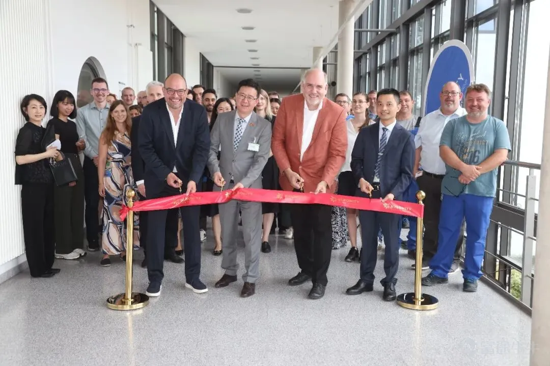 2026年6月23日,環球新材國際旗下蘇索(SUSONITY)法蘭克福創新與應用中心(Innovation and Application Center)在德國霍赫斯特工業園(Industriepark Höchst)舉行啓用儀式。中華人民共和國駐法蘭克福總領事黃昳揚,環球新材國際執行董事兼副總裁、七色珠光總經理周方超,工業園運營公司(Infraserv Höchst)總經理亞歷山大·瓦格納博士,SUSONITY創新與應用負責人卡斯滕·普呂格博士共同出席剪彩儀式。 此次新中心落地,標誌着SUSONITY完成德國研發與客戶服務體系的集中整合,實現法蘭克福地區研發、產品開發、終端技術支持全鏈條一體化運營,是SUSONITY於2025年8月正式作爲環球新材國際旗下獨立業務板塊運營以來的重要里程碑,更是集團扎根歐洲市場、深耕全球化創新研發佈局的重要戰略落地成果。 創新與應用中心是什麼,它做什麼 全新落成的SUSONITY 創新與應用中心坐落於德國霍赫斯特工業園G875號樓,是整合歐洲研發資源、優化區域服務能力的核心...