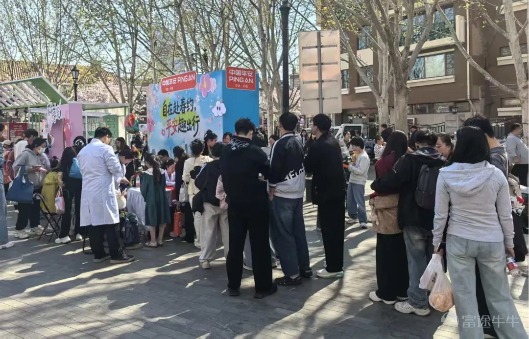近日,固生堂集團旗下專注中醫企業級服務的專業子公司——廣州市固數通健康科技有限公司(簡稱「固數通」)在職場健康管理與保險客戶經營兩大賽道取得突破性進展。 2026年以來,固生堂攜手全球人力資源巨頭美世、平安集團等頭部機構,正將中醫「治未病」智慧深度植入企業員工福利與保險服務場景,成爲集團從C端大衆向B端企業級服務延伸、打造「平台化科技中醫集團」戰略的核心實踐。 集團戰略支撐:從單體服務到平台化輸出 作爲連鎖中醫醫療的頭部企業,固生堂目前已在全球佈局超百家線下醫館,聯結超4萬名優質執業中醫師,線上線下服務網絡覆蓋數百座城市,累計服務超千萬人次。 依託集團強大的標準化運營體系、數字化能力及名醫資源網絡,固生堂突破了傳統中醫「單店、散點、僅面向個人」的服務侷限,具備了向B端輸出模塊化、可複製健康解決方案的能力。此次固數通在職場與保險領域的系列突破,正是集團這一戰略轉型在細分場景的集中驗證。 職場深耕:四城聯動,打造沉浸式中醫體驗標杆 美世最新報告指出,2025年亞洲地區醫療通脹率高達13%。高昂的醫療成本迫使企業重新審視健康福利的價值...