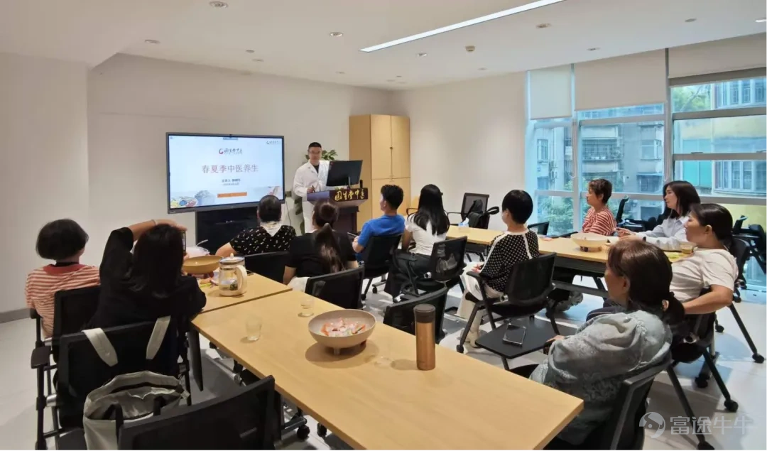 近日,固生堂集團旗下專注中醫企業級服務的專業子公司——廣州市固數通健康科技有限公司(簡稱「固數通」)在職場健康管理與保險客戶經營兩大賽道取得突破性進展。 2026年以來,固生堂攜手全球人力資源巨頭美世、平安集團等頭部機構,正將中醫「治未病」智慧深度植入企業員工福利與保險服務場景,成爲集團從C端大衆向B端企業級服務延伸、打造「平台化科技中醫集團」戰略的核心實踐。 集團戰略支撐:從單體服務到平台化輸出 作爲連鎖中醫醫療的頭部企業,固生堂目前已在全球佈局超百家線下醫館,聯結超4萬名優質執業中醫師,線上線下服務網絡覆蓋數百座城市,累計服務超千萬人次。 依託集團強大的標準化運營體系、數字化能力及名醫資源網絡,固生堂突破了傳統中醫「單店、散點、僅面向個人」的服務侷限,具備了向B端輸出模塊化、可複製健康解決方案的能力。此次固數通在職場與保險領域的系列突破,正是集團這一戰略轉型在細分場景的集中驗證。 職場深耕:四城聯動,打造沉浸式中醫體驗標杆 美世最新報告指出,2025年亞洲地區醫療通脹率高達13%。高昂的醫療成本迫使企業重新審視健康福利的價值...