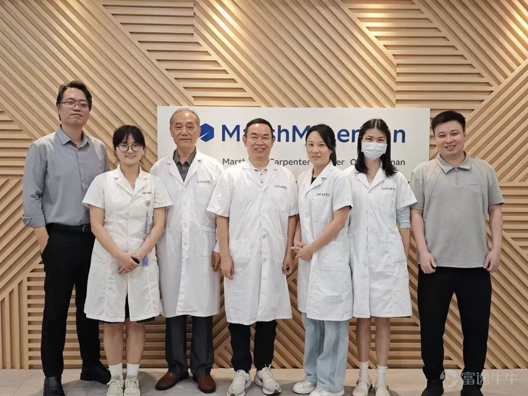 近日,固生堂集團旗下專注中醫企業級服務的專業子公司——廣州市固數通健康科技有限公司(簡稱「固數通」)在職場健康管理與保險客戶經營兩大賽道取得突破性進展。 2026年以來,固生堂攜手全球人力資源巨頭美世、平安集團等頭部機構,正將中醫「治未病」智慧深度植入企業員工福利與保險服務場景,成爲集團從C端大衆向B端企業級服務延伸、打造「平台化科技中醫集團」戰略的核心實踐。 集團戰略支撐:從單體服務到平台化輸出 作爲連鎖中醫醫療的頭部企業,固生堂目前已在全球佈局超百家線下醫館,聯結超4萬名優質執業中醫師,線上線下服務網絡覆蓋數百座城市,累計服務超千萬人次。 依託集團強大的標準化運營體系、數字化能力及名醫資源網絡,固生堂突破了傳統中醫「單店、散點、僅面向個人」的服務侷限,具備了向B端輸出模塊化、可複製健康解決方案的能力。此次固數通在職場與保險領域的系列突破,正是集團這一戰略轉型在細分場景的集中驗證。 職場深耕:四城聯動,打造沉浸式中醫體驗標杆 美世最新報告指出,2025年亞洲地區醫療通脹率高達13%。高昂的醫療成本迫使企業重新審視健康福利的價值...