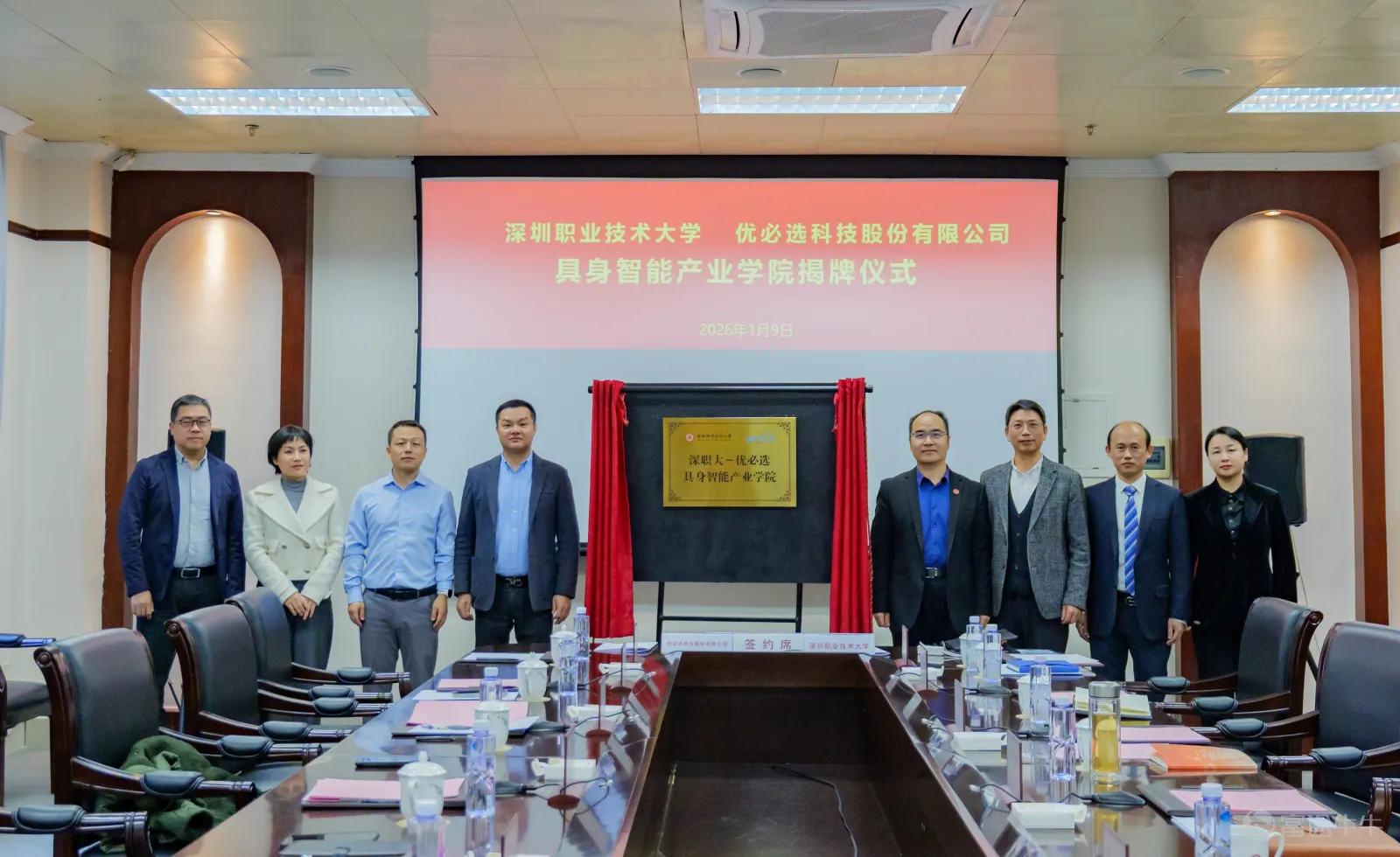 2026年1月9日,深圳職業技術大學(以下簡稱”深職大「)與深圳市優必選科技股份有限公司(以下簡稱」優必選“)簽訂合作協議,攜手共建全國職業本科院校首傢俱身智能產業學院,深化具身智能與人形機器人領域產教融合,助力高端技術技能人才培養。此次合作以 "共築人形機器人產業人才與數據新高地" 爲目標,標誌着雙方在具身智能領域產教融合、協同創新邁出關鍵步伐,將爲具身智能行業高質量發展注入強勁動力。 深職大校長許建領、優必選科技高級副總裁鍾永代表雙方致辭並簽署合作協議。許建領校長在致辭中指出,產教融合是職業教育的魂脈,學校始終圍繞深圳 "20+8" 產業集群需求構建產教融合生態。隨着具身智能被納入國家未來產業發展規劃,此次與優必選的合作恰逢其時,將打造集人才培養、技術應用、標準研製於一體的示範標杆。鍾永在致辭中表示,優必選深耕智能機器人創新研發與產業落地,深知人才對產業高質量發展的支撐作用。深職大作爲中國職業教育的「一面旗幟」,在高技能人才培養領域成果斐然。此次共建產業學院是順應科技發展與產業變革的戰略選擇,優必選將發揮在智能機器人、人工智...