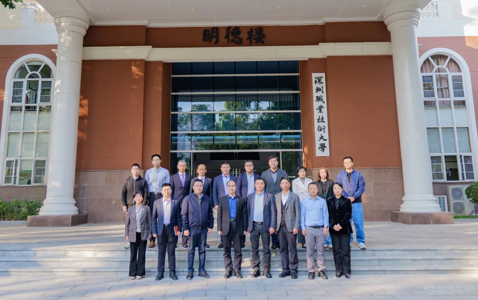 2026年1月9日,深圳職業技術大學(以下簡稱”深職大「)與深圳市優必選科技股份有限公司(以下簡稱」優必選“)簽訂合作協議,攜手共建全國職業本科院校首傢俱身智能產業學院,深化具身智能與人形機器人領域產教融合,助力高端技術技能人才培養。此次合作以 "共築人形機器人產業人才與數據新高地" 爲目標,標誌着雙方在具身智能領域產教融合、協同創新邁出關鍵步伐,將爲具身智能行業高質量發展注入強勁動力。 深職大校長許建領、優必選科技高級副總裁鍾永代表雙方致辭並簽署合作協議。許建領校長在致辭中指出,產教融合是職業教育的魂脈,學校始終圍繞深圳 "20+8" 產業集群需求構建產教融合生態。隨着具身智能被納入國家未來產業發展規劃,此次與優必選的合作恰逢其時,將打造集人才培養、技術應用、標準研製於一體的示範標杆。鍾永在致辭中表示,優必選深耕智能機器人創新研發與產業落地,深知人才對產業高質量發展的支撐作用。深職大作爲中國職業教育的「一面旗幟」,在高技能人才培養領域成果斐然。此次共建產業學院是順應科技發展與產業變革的戰略選擇,優必選將發揮在智能機器人、人工智...
