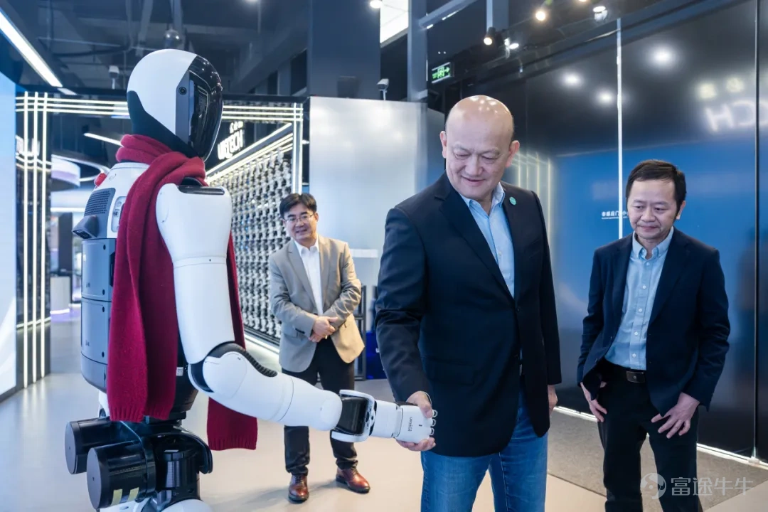Nie Ming Liang, Global Senior Vice President of Siemens Industrial Software, CEO and Managing Director of Greater China, shakes hands with Walker S2 from Ubtech Robotics