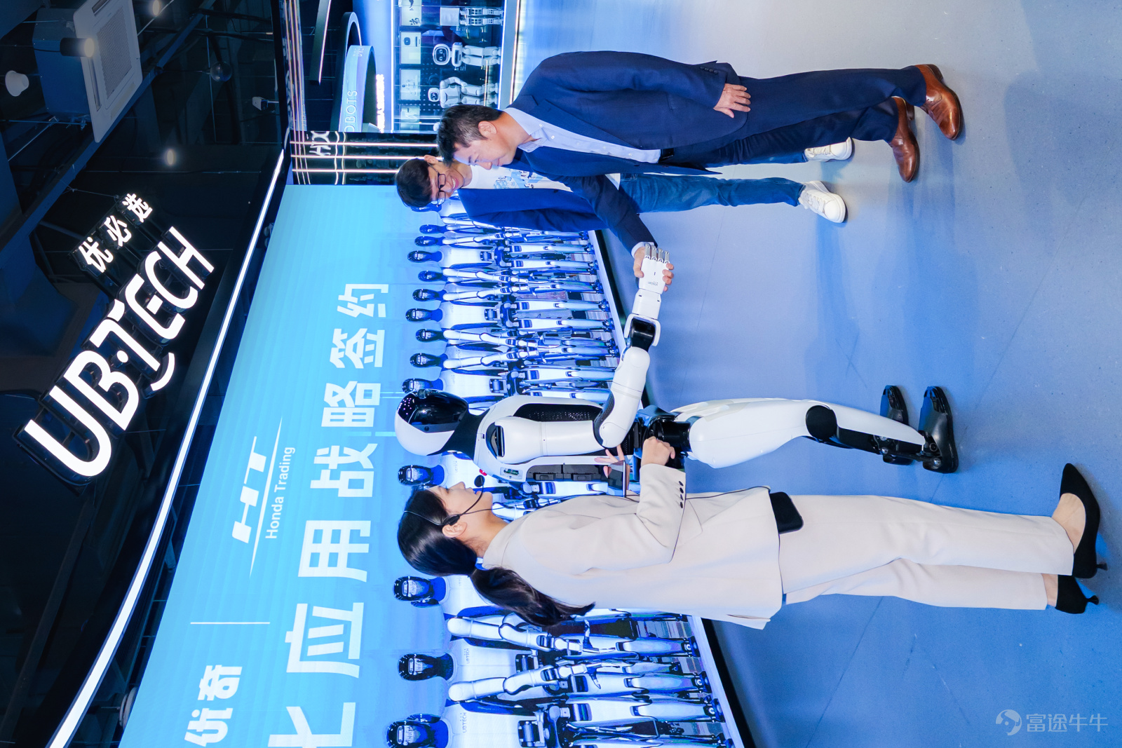 Recently, Youqi, a smart logistics subsidiary of Ubtech Robotics, signed a strategic cooperation agreement with Honda Trading (China) Co., Ltd. (hereinafter referred to as 'Honda Trading'),The two parties will jointly explore the application possibilities of embodied intelligent humanoid robots and unmanned logistics vehicles in industrial manufacturing, warehousing, and logistics scenarios. When conditions are ripe, they will promote demonstration applications and experience replication within Honda Trading's supply chain, jointly advancing the practical implementation of embodied intelligence in the industrial sector. Li Bei, CEO of Youqi, Jiao Jichao, Vice President of Ubtech Robotics and Dean of its Research Institute, Kiyoshi Yoshida, Chairman of Honda Trading, Xie Weihua, General Manager of Honda Trading’s Sales Division, and other distinguished guests attended the signing ceremony. This strategic cooperation between Youqi, a subsidiary of Ubtech Robotics, and Honda Trading leverages Honda Trading’s service experience and industry insights in related manufacturing industry supply chains. The focus will be onhumanoid robots, unmanned logistics vehicles, and otherapplication research, scenario validation, and model exploration for automated and intelligent solutions.This opens up potential application scenarios within Honda Trading's supply chain for Ubtech Robotics' Walker series of embodied intelligent humanoid robots. The two parties will carry out in-depth collaboration in areas such as the promotion of embodied intelligent humanoid robot applications, regional distribution cooperation for industrial mobile robots and unmanned logistics vehicles, and joint technological innovation. Focusing on automotive and related manufacturing scenarios, both sides will work to establish an efficient integration path between robotics technology and industrial needs, enhancing system coordination efficiency. Additionally, the two parties will share industry trends and explore collaborative opportunities...