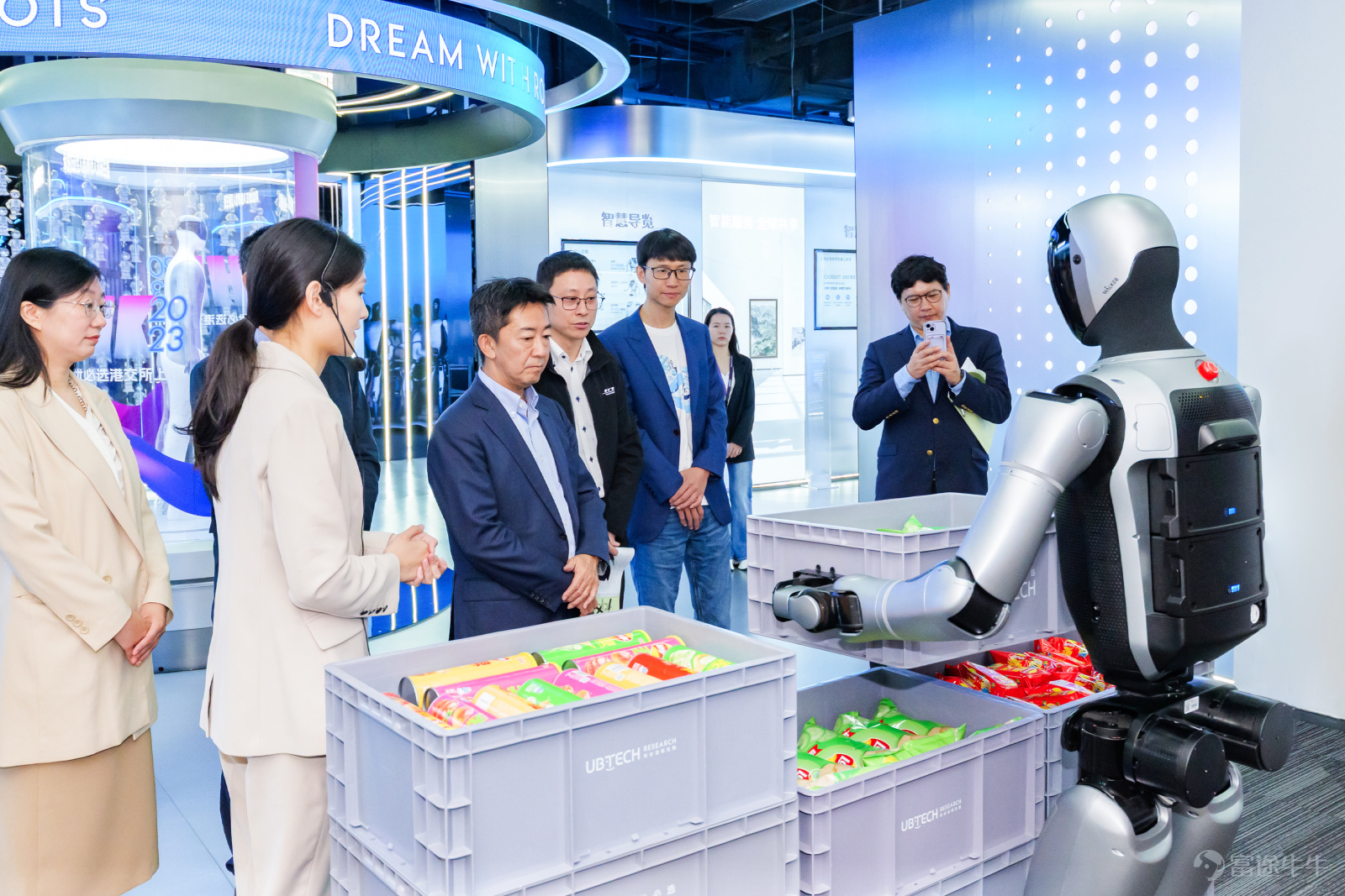Recently, Youqi, a smart logistics subsidiary of Ubtech Robotics, signed a strategic cooperation agreement with Honda Trading (China) Co., Ltd. (hereinafter referred to as 'Honda Trading'),The two parties will jointly explore the application possibilities of embodied intelligent humanoid robots and unmanned logistics vehicles in industrial manufacturing, warehousing, and logistics scenarios. When conditions are ripe, they will promote demonstration applications and experience replication within Honda Trading's supply chain, jointly advancing the practical implementation of embodied intelligence in the industrial sector. Li Bei, CEO of Youqi, Jiao Jichao, Vice President of Ubtech Robotics and Dean of its Research Institute, Kiyoshi Yoshida, Chairman of Honda Trading, Xie Weihua, General Manager of Honda Trading’s Sales Division, and other distinguished guests attended the signing ceremony. This strategic cooperation between Youqi, a subsidiary of Ubtech Robotics, and Honda Trading leverages Honda Trading’s service experience and industry insights in related manufacturing industry supply chains. The focus will be onhumanoid robots, unmanned logistics vehicles, and otherapplication research, scenario validation, and model exploration for automated and intelligent solutions.This opens up potential application scenarios within Honda Trading's supply chain for Ubtech Robotics' Walker series of embodied intelligent humanoid robots. The two parties will carry out in-depth collaboration in areas such as the promotion of embodied intelligent humanoid robot applications, regional distribution cooperation for industrial mobile robots and unmanned logistics vehicles, and joint technological innovation. Focusing on automotive and related manufacturing scenarios, both sides will work to establish an efficient integration path between robotics technology and industrial needs, enhancing system coordination efficiency. Additionally, the two parties will share industry trends and explore collaborative opportunities...