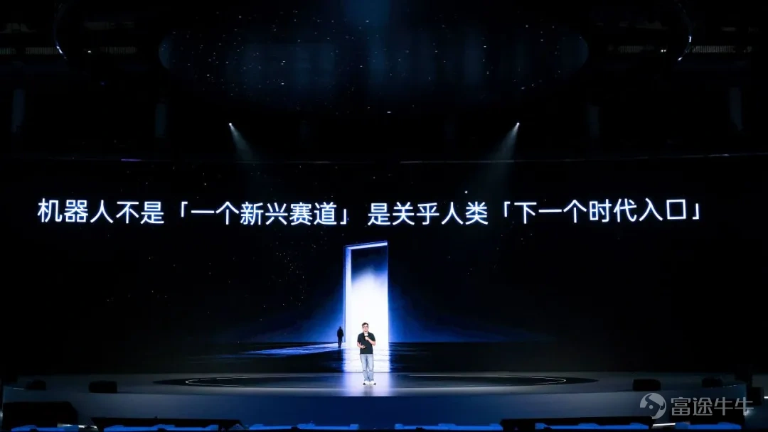 6月30日，优必选在深圳举办2026年度全球发布会，发布面向下一个十年的“人机共生”战略，并发布全尺寸超仿生人形机器人优世界U1系列，包括半身版U1 Lite、高配全身版U1 Pro及高动态全身版U1 Ultra三款产品。其中，U1 Lite售价11.98万元；U1 Pro 16.98万元；U1 Ultra男版99万元，女版88万元。 发布会现场，优必选宣布优世界U1订单线上线下全渠道已累计突破13361台，力争今年交付。这也是全球唯一具备规模化量产能力的全尺寸超仿生人形机器人，标志着人形机器人开始从工业场景迈向消费场景，开启人机共生新纪元。 周剑：从工业场景到消费场景，两个十年战略稳步推进人形机器人长期布局 在发布会上，优必选创始人、董事会主席兼CEO周剑发布了“人机共生战略”。他认为，人机共生将分三步演进：先替代高危重复劳动解放人力，再渗透生活提供陪伴服务，最终人机深度融合不分边界。 机器人大规模普及将重塑社会收入结构，周剑构想，未来也许人类收入包含基础保障、创意收益、机器分红三类，全民共享技术红利。科技最终...