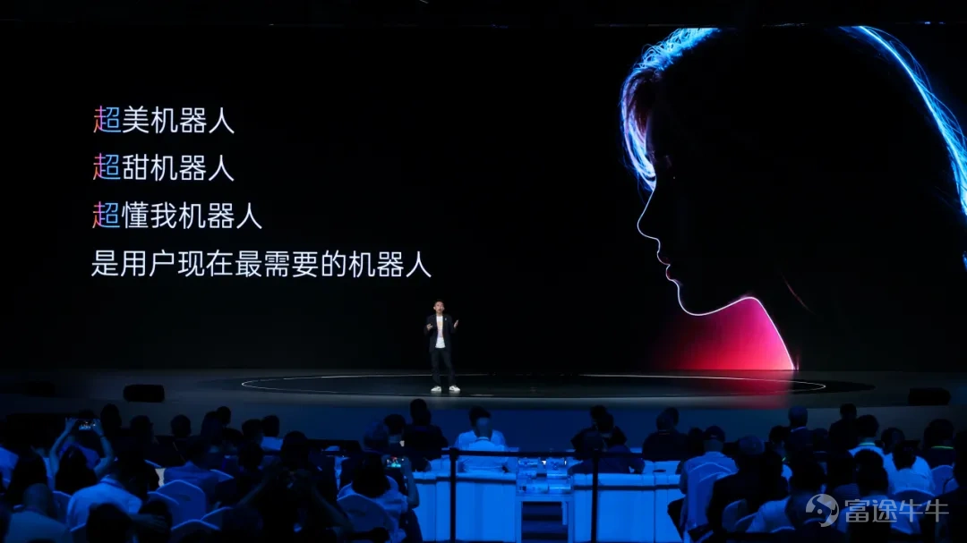 6月30日，优必选在深圳举办2026年度全球发布会，发布面向下一个十年的“人机共生”战略，并发布全尺寸超仿生人形机器人优世界U1系列，包括半身版U1 Lite、高配全身版U1 Pro及高动态全身版U1 Ultra三款产品。其中，U1 Lite售价11.98万元；U1 Pro 16.98万元；U1 Ultra男版99万元，女版88万元。 发布会现场，优必选宣布优世界U1订单线上线下全渠道已累计突破13361台，力争今年交付。这也是全球唯一具备规模化量产能力的全尺寸超仿生人形机器人，标志着人形机器人开始从工业场景迈向消费场景，开启人机共生新纪元。 周剑：从工业场景到消费场景，两个十年战略稳步推进人形机器人长期布局 在发布会上，优必选创始人、董事会主席兼CEO周剑发布了“人机共生战略”。他认为，人机共生将分三步演进：先替代高危重复劳动解放人力，再渗透生活提供陪伴服务，最终人机深度融合不分边界。 机器人大规模普及将重塑社会收入结构，周剑构想，未来也许人类收入包含基础保障、创意收益、机器分红三类，全民共享技术红利。科技最终...