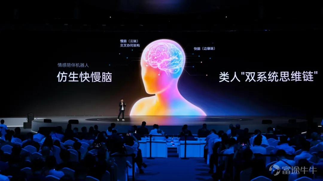 6月30日，优必选在深圳举办2026年度全球发布会，发布面向下一个十年的“人机共生”战略，并发布全尺寸超仿生人形机器人优世界U1系列，包括半身版U1 Lite、高配全身版U1 Pro及高动态全身版U1 Ultra三款产品。其中，U1 Lite售价11.98万元；U1 Pro 16.98万元；U1 Ultra男版99万元，女版88万元。 发布会现场，优必选宣布优世界U1订单线上线下全渠道已累计突破13361台，力争今年交付。这也是全球唯一具备规模化量产能力的全尺寸超仿生人形机器人，标志着人形机器人开始从工业场景迈向消费场景，开启人机共生新纪元。 周剑：从工业场景到消费场景，两个十年战略稳步推进人形机器人长期布局 在发布会上，优必选创始人、董事会主席兼CEO周剑发布了“人机共生战略”。他认为，人机共生将分三步演进：先替代高危重复劳动解放人力，再渗透生活提供陪伴服务，最终人机深度融合不分边界。 机器人大规模普及将重塑社会收入结构，周剑构想，未来也许人类收入包含基础保障、创意收益、机器分红三类，全民共享技术红利。科技最终...