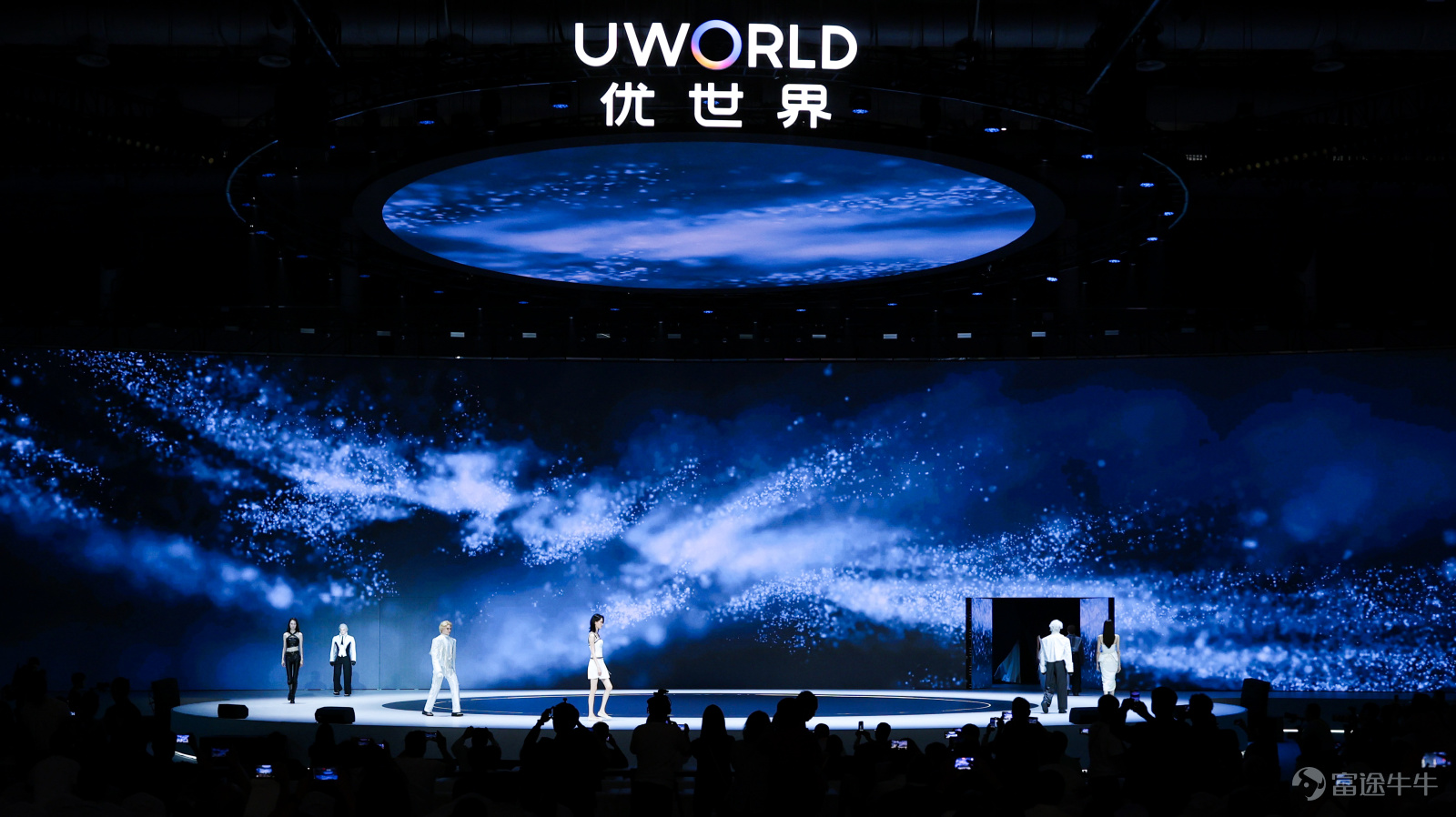6月30日，优必选在深圳举办2026年度全球发布会，发布面向下一个十年的“人机共生”战略，并发布全尺寸超仿生人形机器人优世界U1系列，包括半身版U1 Lite、高配全身版U1 Pro及高动态全身版U1 Ultra三款产品。其中，U1 Lite售价11.98万元；U1 Pro 16.98万元；U1 Ultra男版99万元，女版88万元。 发布会现场，优必选宣布优世界U1订单线上线下全渠道已累计突破13361台，力争今年交付。这也是全球唯一具备规模化量产能力的全尺寸超仿生人形机器人，标志着人形机器人开始从工业场景迈向消费场景，开启人机共生新纪元。 周剑：从工业场景到消费场景，两个十年战略稳步推进人形机器人长期布局 在发布会上，优必选创始人、董事会主席兼CEO周剑发布了“人机共生战略”。他认为，人机共生将分三步演进：先替代高危重复劳动解放人力，再渗透生活提供陪伴服务，最终人机深度融合不分边界。 机器人大规模普及将重塑社会收入结构，周剑构想，未来也许人类收入包含基础保障、创意收益、机器分红三类，全民共享技术红利。科技最终...