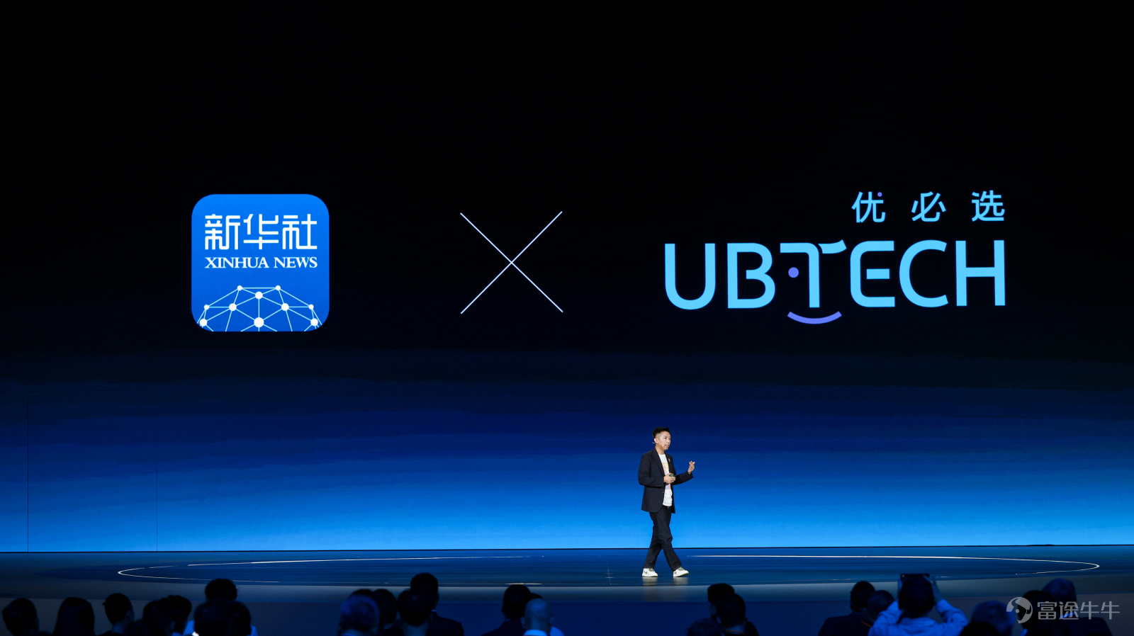 6月30日，优必选在深圳举办2026年度全球发布会，发布面向下一个十年的“人机共生”战略，并发布全尺寸超仿生人形机器人优世界U1系列，包括半身版U1 Lite、高配全身版U1 Pro及高动态全身版U1 Ultra三款产品。其中，U1 Lite售价11.98万元；U1 Pro 16.98万元；U1 Ultra男版99万元，女版88万元。 发布会现场，优必选宣布优世界U1订单线上线下全渠道已累计突破13361台，力争今年交付。这也是全球唯一具备规模化量产能力的全尺寸超仿生人形机器人，标志着人形机器人开始从工业场景迈向消费场景，开启人机共生新纪元。 周剑：从工业场景到消费场景，两个十年战略稳步推进人形机器人长期布局 在发布会上，优必选创始人、董事会主席兼CEO周剑发布了“人机共生战略”。他认为，人机共生将分三步演进：先替代高危重复劳动解放人力，再渗透生活提供陪伴服务，最终人机深度融合不分边界。 机器人大规模普及将重塑社会收入结构，周剑构想，未来也许人类收入包含基础保障、创意收益、机器分红三类，全民共享技术红利。科技最终...