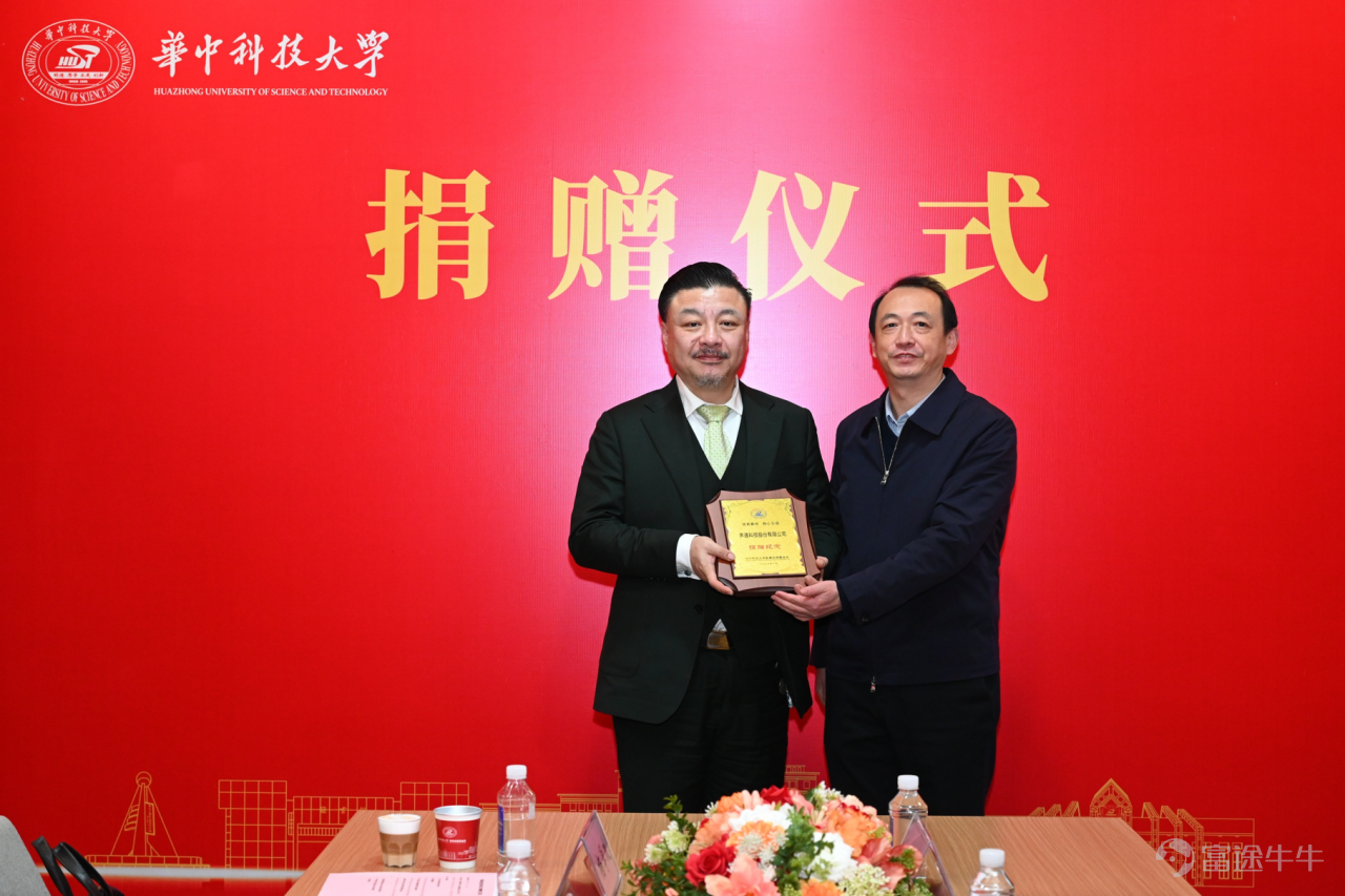（張濤向孫琪贈予捐贈紀念銘牌）