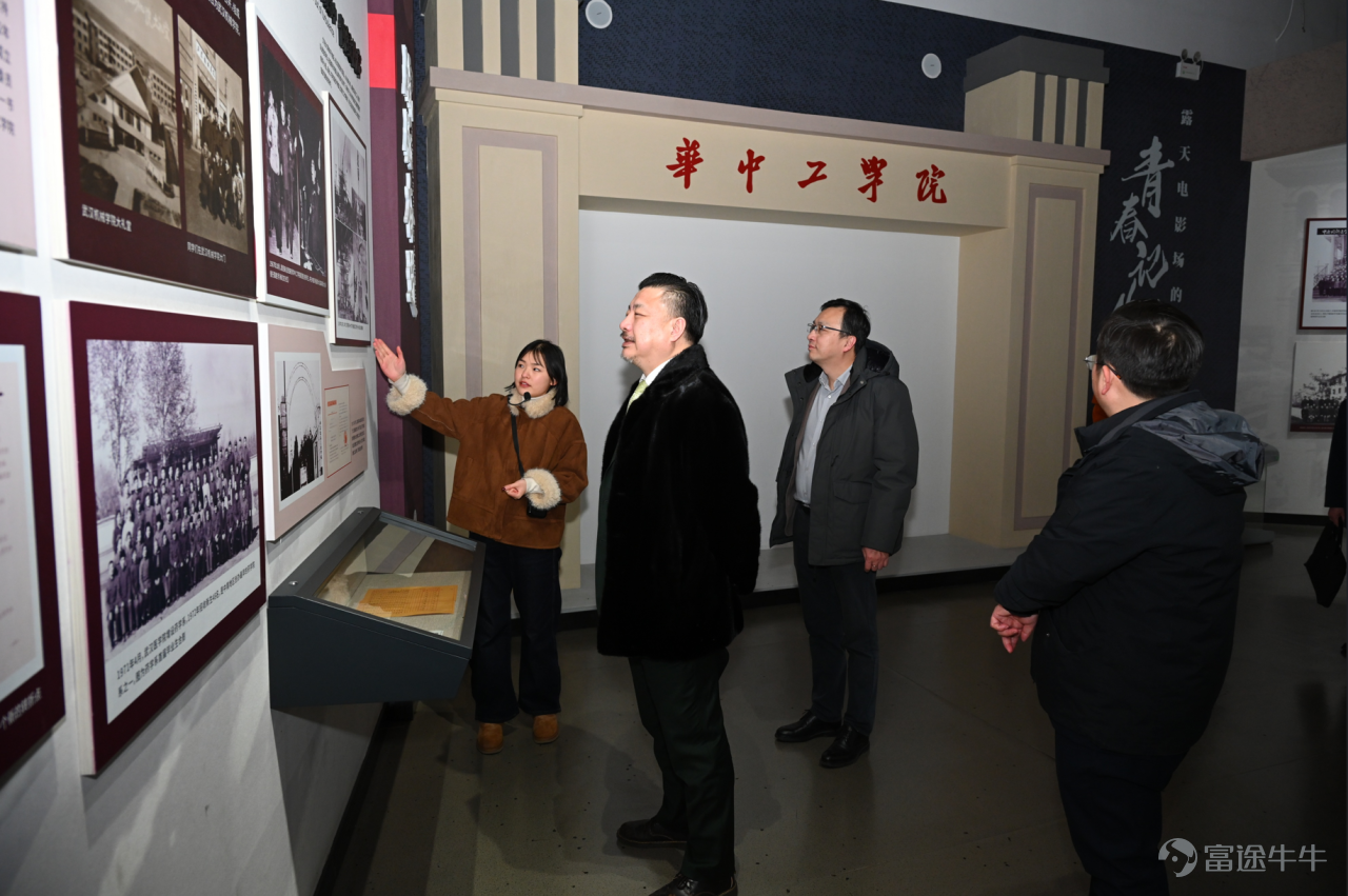 2026年1月8日，武漢梧桐語問學中心明信樓校友之家。聲通科技 $聲通科技 (02495.HK)$ 與華中科技大學正式簽署協議，雙方將圍繞「人工智能賦能智慧養老與大健康」，開展進一步聯動與交流。 這次不是一次簡單的捐贈，而是一次把「研發投入—場景落地—行業標準」串成閉環的起點。 2026年，是聲通科技 $聲通科技 (02495.HK)$ 自2024年7月港股上市、總部遷址武漢後的第二個完整財年。從「把總部搬來」，到「把研發做實」，我們一直在思考一個問題：如何將公司的研發能力與本地的高校資源進行有效的結合? 本次與華科的攜手，就是我們的答案之一：把武漢的本地高校資源變成公司的核心研發能力，把產研融合變成看得見、可持續的機制。聲通科技 $聲通科技 (02495.HK)$ 正加速兌現當初設立武漢總部的戰略願景——即依託武漢豐富的高校資源，構建核心研發中心。 01 西南項目到武漢研發的閉環 「越高端的技術，越應該扎根於平實的場景。」聲通科技創始人、總經理孫琪在現場說。 過去一年，我們在西南地區落地了標杆性的銀髮經濟項目，驗證了商業模式的可行性——這一步解決...