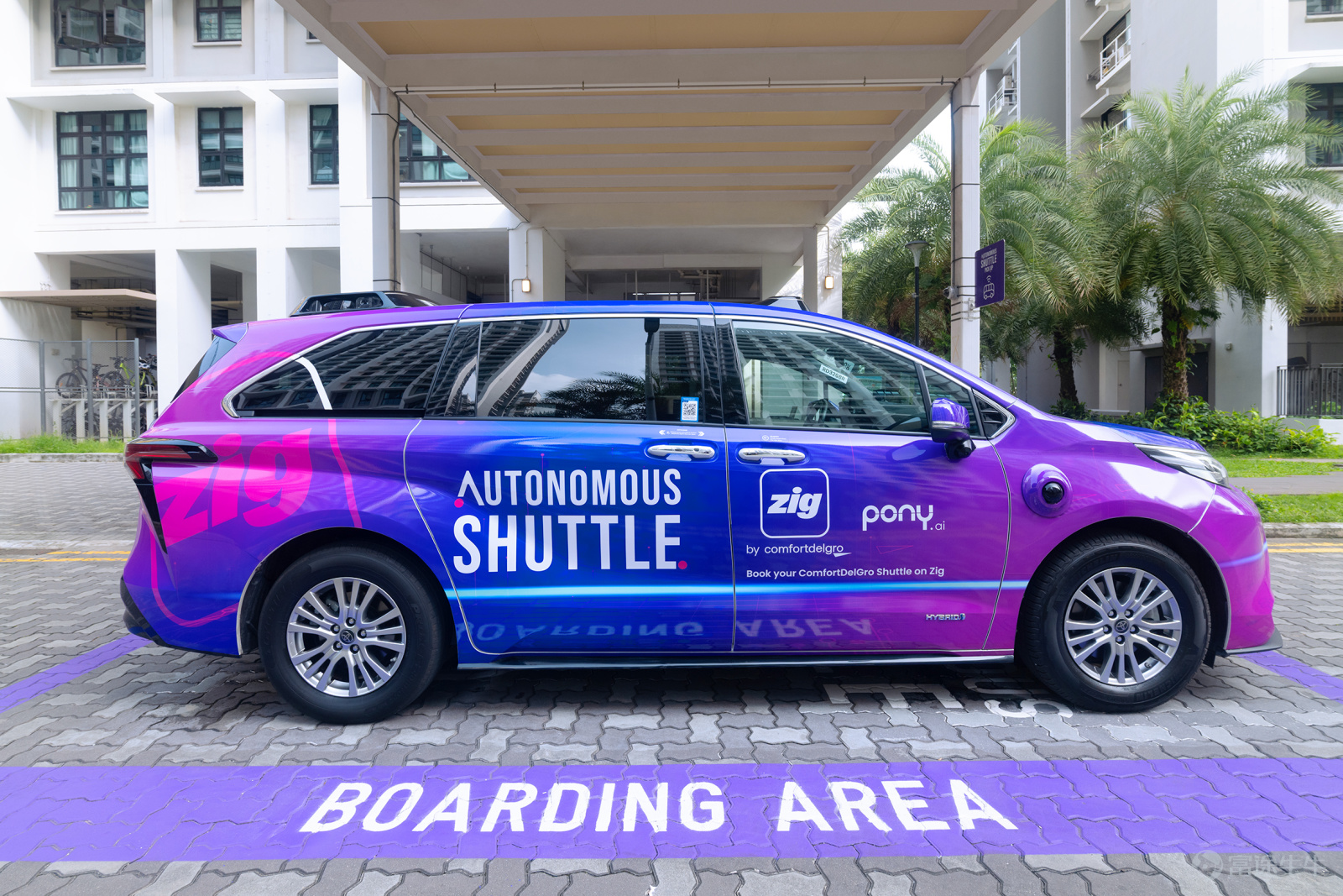 On April 7, Pony AI $Pony AI (PONY.US)$ officially launched Robotaxi passenger operations in Singapore with ComfortDelGro. Passengers will have the opportunity to experience autonomous driving mobility services provided through the collaboration in the Punggol area. This progress represents Pony AI's $PONY-W (02026.HK)$ key achievement in its dual-engine expansion strategy, promoting the accelerated expansion of its Robotaxi business in overseas markets. At the 2025 earnings call, Pony AI announced plans to deploy over 3,000 Robotaxis across more than 20 cities globally this year, with nearly half of these cities located overseas. Through close collaboration with local partners and regulatory bodies, Pony AI is transitioning its overseas operations from pilot projects to full-scale commercial deployment, enabling passengers in Singapore and other international locations to experience safe and reliable autonomous driving services. Pony AI's founder and CEO James Peng stated: 'Singapore holds a significant position in Pony AI’s global commercialization strategy. Partnering with ComfortDelGro to launch passenger operations marks an important step for our Robotaxi fleet in Singapore, allowing our autonomous driving technology to integrate into real daily commuting scenarios. We look forward to deepening our collaboration with ComfortDelGro and local stakeholders, advancing this service to the next phase.' The current Robotaxi...