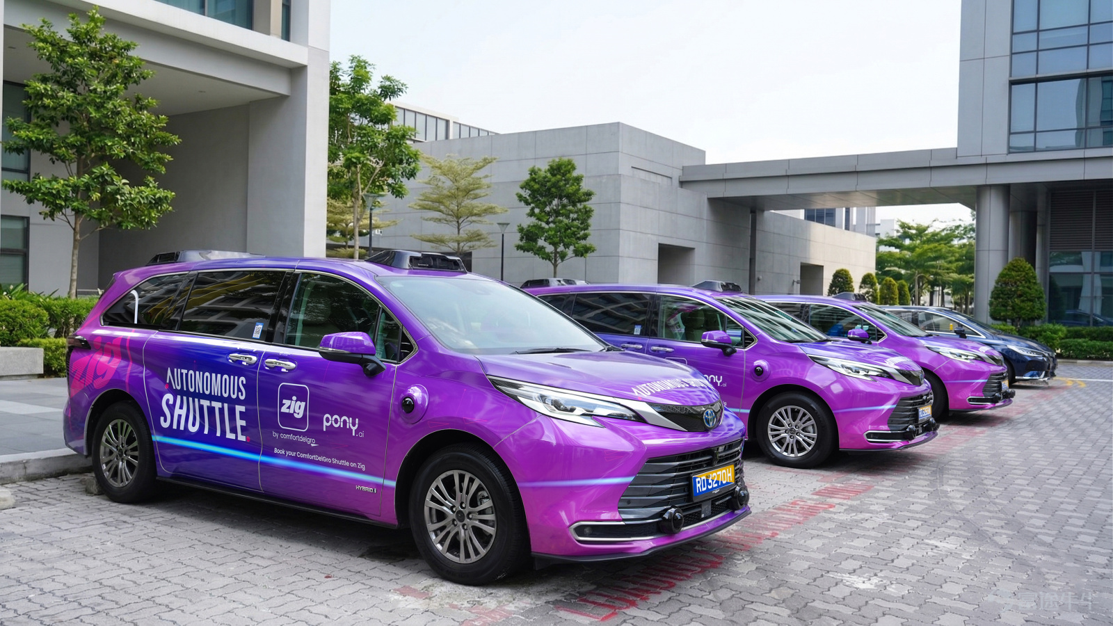 On April 7, Pony AI $Pony AI (PONY.US)$ officially launched Robotaxi passenger operations in Singapore with ComfortDelGro. Passengers will have the opportunity to experience autonomous driving mobility services provided through the collaboration in the Punggol area. This progress represents Pony AI's $PONY-W (02026.HK)$ key achievement in its dual-engine expansion strategy, promoting the accelerated expansion of its Robotaxi business in overseas markets. At the 2025 earnings call, Pony AI announced plans to deploy over 3,000 Robotaxis across more than 20 cities globally this year, with nearly half of these cities located overseas. Through close collaboration with local partners and regulatory bodies, Pony AI is transitioning its overseas operations from pilot projects to full-scale commercial deployment, enabling passengers in Singapore and other international locations to experience safe and reliable autonomous driving services. Pony AI's founder and CEO James Peng stated: 'Singapore holds a significant position in Pony AI’s global commercialization strategy. Partnering with ComfortDelGro to launch passenger operations marks an important step for our Robotaxi fleet in Singapore, allowing our autonomous driving technology to integrate into real daily commuting scenarios. We look forward to deepening our collaboration with ComfortDelGro and local stakeholders, advancing this service to the next phase.' The current Robotaxi...
