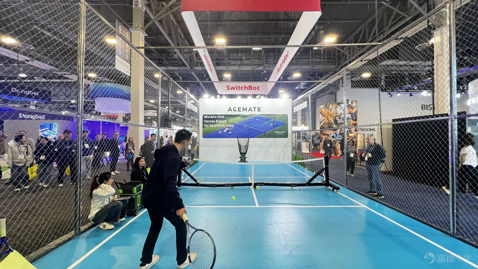 At the CES venue, the tennis robot Acemate played against human opponents.