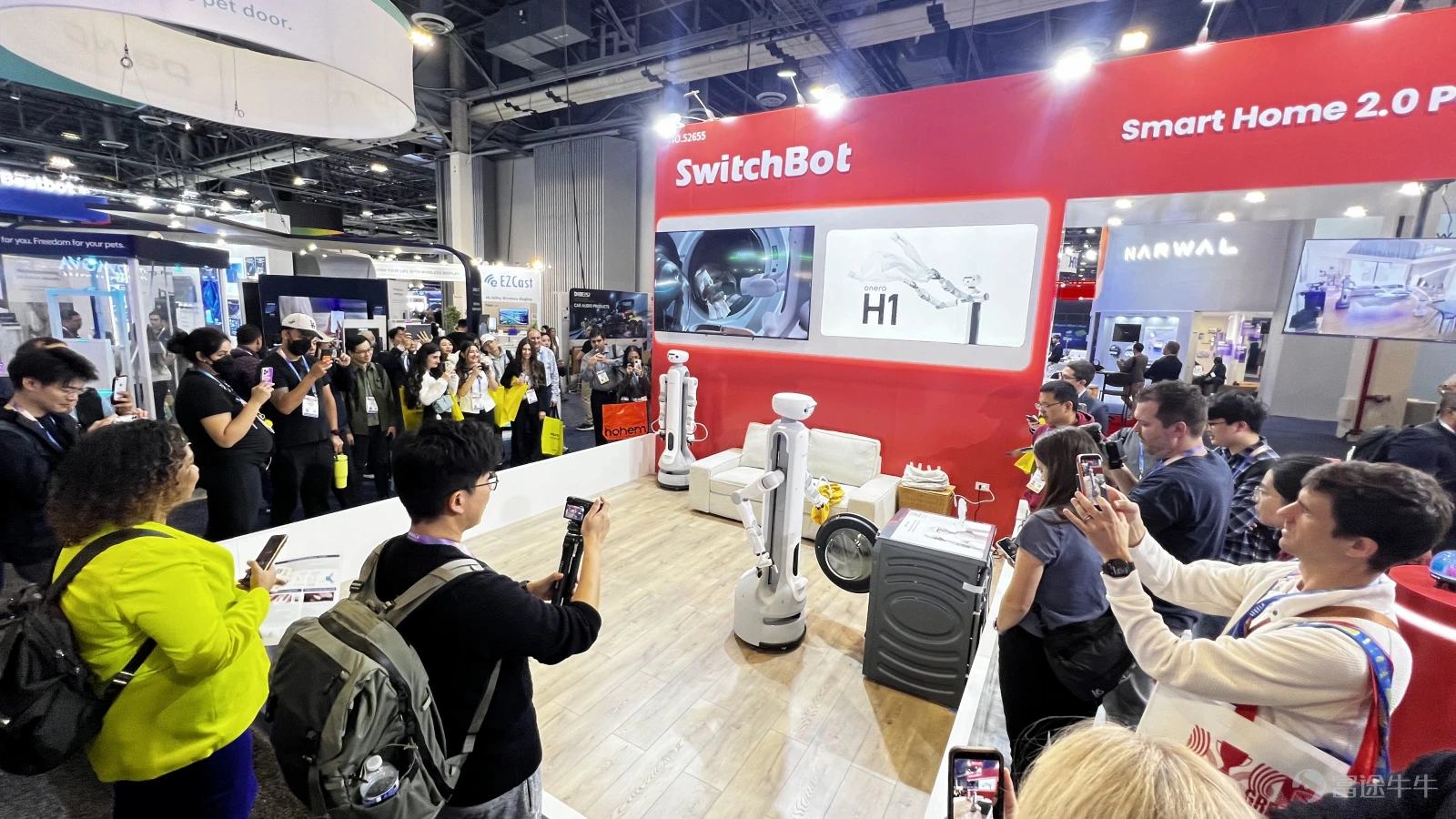 At the CES venue, Woan's onero autonomously completed laundry tasks, drawing large audiences.