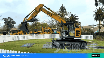 Recently, Sidrive AI $CIDI (03881.HK)$ Xidi Autonomous Driving showcased its self-developed remotely operated excavator at the 2026 Perth Tradie Expo in Australia, drawing widespread attention with its innovative AI-powered remote operation solution and receiving prominent coverage from Australia's 7 NEWS. This exhibition marks a significant step in Sidrive AI’s overseas market expansion and demonstrates the global competitiveness of China’s intelligent driving and remote-control engineering machinery technologies. Remote operation feels 'just like playing a video game,' enabling precise operations from 2,000 kilometers away At the expo, Sidrive AI’s remotely operated excavator became the center of attention. Operators sat comfortably in a control cabin, using multiple high-definition displays and control joysticks to precisely manage the excavator on-site from afar. In an interview with 7 NEWS, a representative from Sidrive AI’s Smart Mining Division explained thatthe remote operation system supports ultra-long-distance operations exceeding 2,000 kilometers,user experience"It's just like playing a video game."Intuitive and convenient. "We're not reducing staff numbers; instead, we're relocating workers from hazardous construction sites to safe remote control centers," said a company representative. This approach directly addresses the core challenges of labor shortages and workplace safety in Australia's construction and mining sectors. This remotely operated excavator is not an isolated technology demonstration, but rather part of Xidi Autonomous Driving's 'Meta-Mine...'