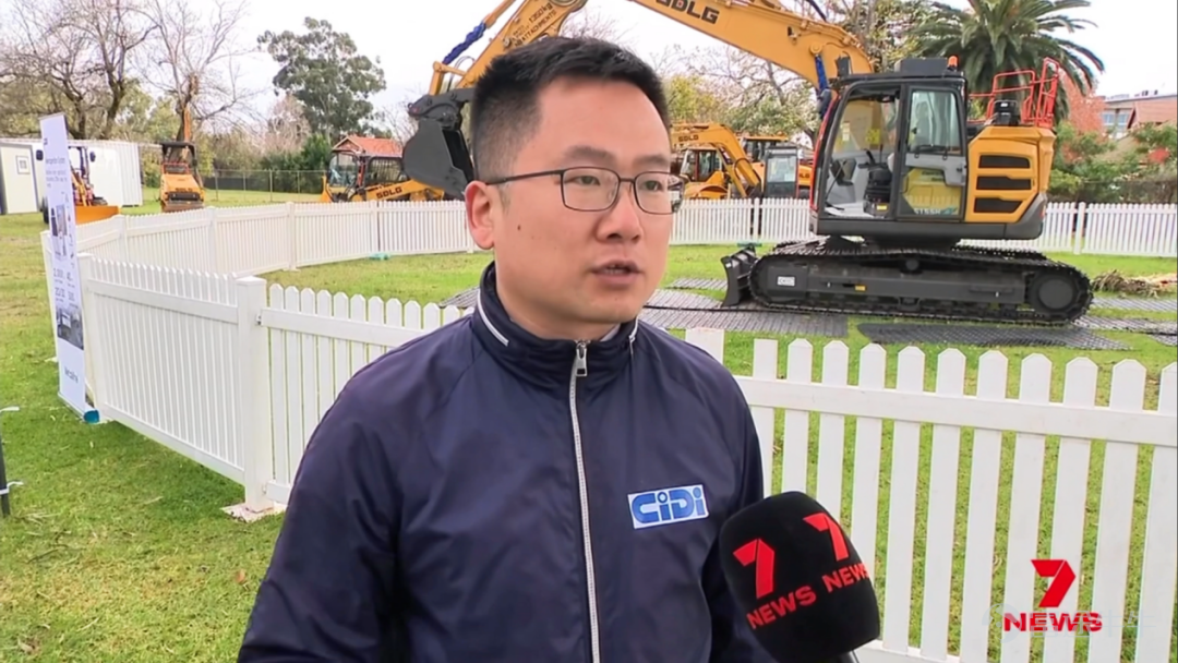 Recently, Sidrive AI $CIDI (03881.HK)$ Xidi Autonomous Driving showcased its self-developed remotely operated excavator at the 2026 Perth Tradie Expo in Australia, drawing widespread attention with its innovative AI-powered remote operation solution and receiving prominent coverage from Australia's 7 NEWS. This exhibition marks a significant step in Sidrive AI’s overseas market expansion and demonstrates the global competitiveness of China’s intelligent driving and remote-control engineering machinery technologies. Remote operation feels 'just like playing a video game,' enabling precise operations from 2,000 kilometers away At the expo, Sidrive AI’s remotely operated excavator became the center of attention. Operators sat comfortably in a control cabin, using multiple high-definition displays and control joysticks to precisely manage the excavator on-site from afar. In an interview with 7 NEWS, a representative from Sidrive AI’s Smart Mining Division explained thatthe remote operation system supports ultra-long-distance operations exceeding 2,000 kilometers,user experience"It's just like playing a video game."Intuitive and convenient. "We're not reducing staff numbers; instead, we're relocating workers from hazardous construction sites to safe remote control centers," said a company representative. This approach directly addresses the core challenges of labor shortages and workplace safety in Australia's construction and mining sectors. This remotely operated excavator is not an isolated technology demonstration, but rather part of Xidi Autonomous Driving's 'Meta-Mine...'