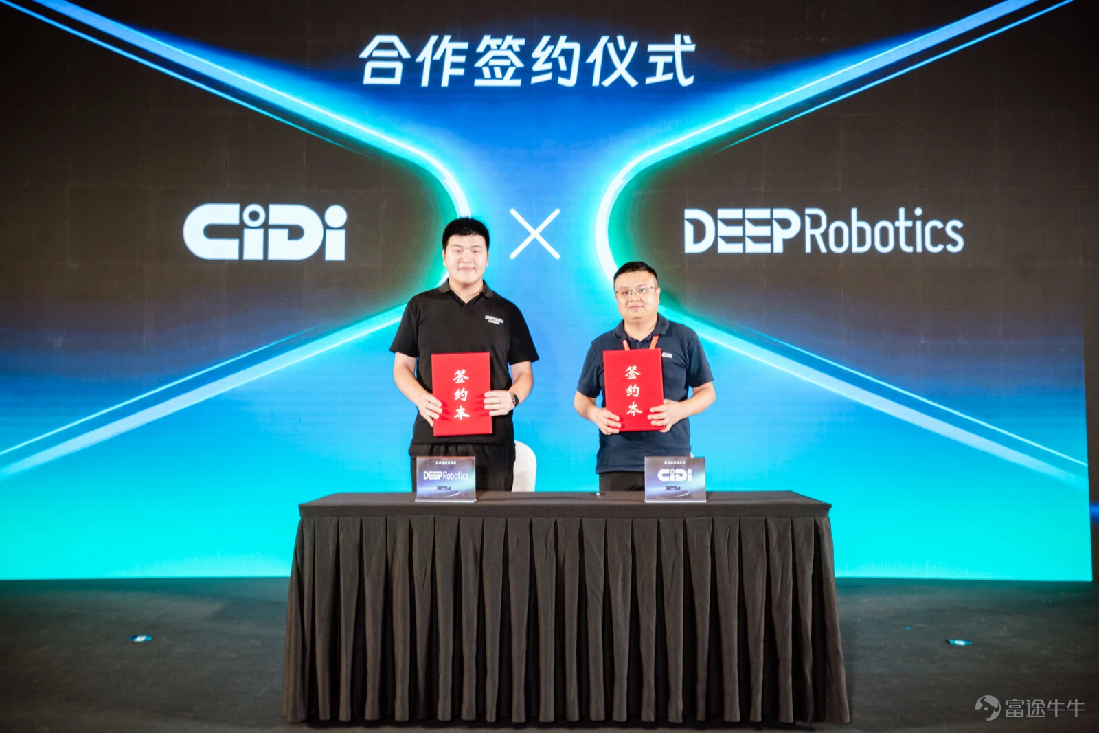 當全球AI浪潮聚焦於數字世界的算法迭代時,一場關於物理世界生產力重構的變革正在悄然發生。 2026亞洲物流雙年展,希迪智駕 $希迪智駕 (03881.HK)$ 舉行發佈會,系統展現了邁向「重載具身智能」的核心成果,發佈了行業首款 V2P(Vehicle-to-Pedestrian)便攜式智能終端 TAG ,並與質子汽車、雲深處科技簽署合作協議。 讓機器去最危險的地方 人類文明的每一次生產力躍遷,都始於一種新工具的出現。蒸汽機帶來工業化生產,內燃機推動全球化,計算機開啓信息時代。從體力解放到動力升級,再到算力革命,每一次躍遷的本質,都是對人類能力邊界的延伸。 站在新的節點,下一個改變物理世界的工具是什麼? 希迪智駕的答案是:重載具身智能。 重載具身智能,是以智能化技術賦予重型機器自主作業能力。重型機器具有大噸位、高荷載、適應極端工況的特點。它們被用於如破壁鑿孔、炸藥裝填、挖掘裝載、重載運輸等場景,是最硬核的生產工具。物理AI讓重型機器擁有完整的感知系統、決策大腦和執行能力,能夠在極端複雜的生產環境中獨立作業,並與其他機器協同完成綜合場景任務。 ...