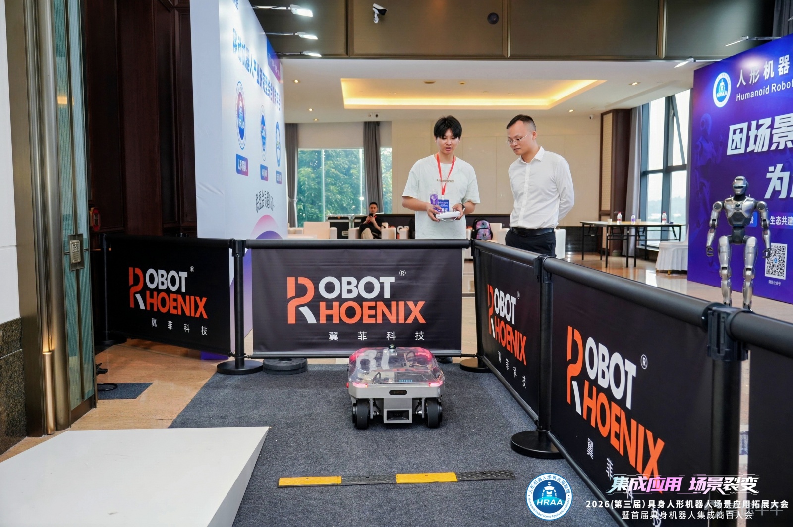 6月25日，2026第三屆具身人形機器人場景應用拓展大會暨首屆具身人形機器人集成商百人會於杭州水博園大酒店圓滿舉辦。本屆大會以「集成應用場景裂變」爲核心，匯聚人形機器人全產業鏈上下游、技術專家、集成商與產業資本，聚焦硬件底盤迭代、場景商業化落地、ODM開放合作等核心議題。 翼菲科技（股票代碼：06871.HK）攜全系列自研ODM人形輪式底盤重磅登場，翼菲科技副總經理兼事業部總經理張旭發表主旨演講，搭配底盤實景動態演示，全方位亮出翼菲標準化通用底盤的技術壁壘與量產交付能力，爭做具身時代的「產業富士康」。 ODM人形底盤，核心是靈活、兼容、通用 當下人形機器人行業普遍存在定製化成本高、軟硬件適配壁壘高、場景複用性弱等痛點，嚴重製約中小集成商快速推進人形項目落地。翼菲移動機器人CEO張旭帶來《ODM人形底盤的核心：靈活、兼容、通用》主題分享，圍繞底盤架構設計、驅動協同、軟硬件接口標準化、多場景適配優化四大核心維度完整拆解自研底盤底層設計邏輯。 非對稱模塊化架構，全部件可快速替換 採用專屬非對稱佈局，優化前後配重，專門解決...