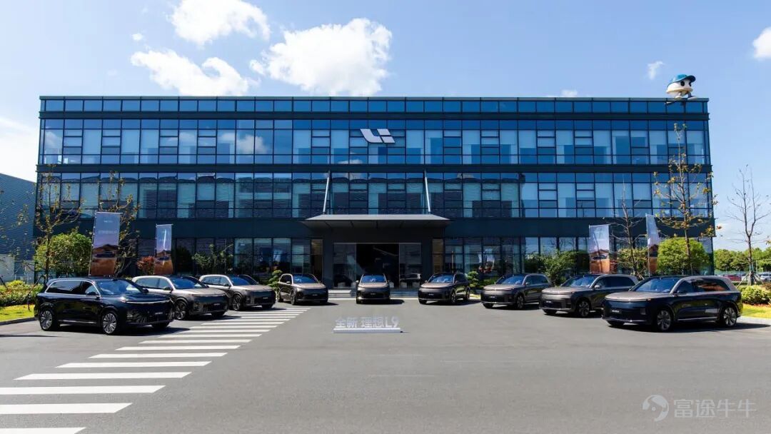 作者 商迪安 5月28日，理想汽車公佈了2026年第一季度業績報告，該季度理想汽車實現營業收入230億元，毛利爲18億元。 放眼整個汽車市場，今年開始，中國新能源汽車購置稅減半徵收正式實施，市場整體進入波動期，季度零售量同比大幅下滑21.1%。但在純電i系列的帶動下，理想汽車該季度交付9.5萬輛新車，超過指引，同比增長了2.5%。 「韌勁」，是理想汽車在第一季度業績的一個關鍵詞，另外一個則是「長期主義」——這個詞有點老調重彈，很多公司都會提，但理想汽車則呈現在真實的行動中。 理想汽車首先自掏腰包爲理想i6的超預期訂單買單，給2026年才能提車的用戶補足「購置稅減半徵收」的差額。此外，理想汽車還做了一個逆行業大流的決定：即將換代的L系列直接停產，同時不降價清庫存。爲此理想汽車承受了長達數月的交付真空期和巨大的營收損失。 理想i6不到7個月下線10萬輛，拔高了20-30萬元級純電SUV的增長速度；理想i8以88.1分斬獲中大型SUV用戶NPS（淨推薦值）第一。憑藉兩款車型的表現，理想穩住了基本盤，重登20萬元以上中國新能源汽車市場品...