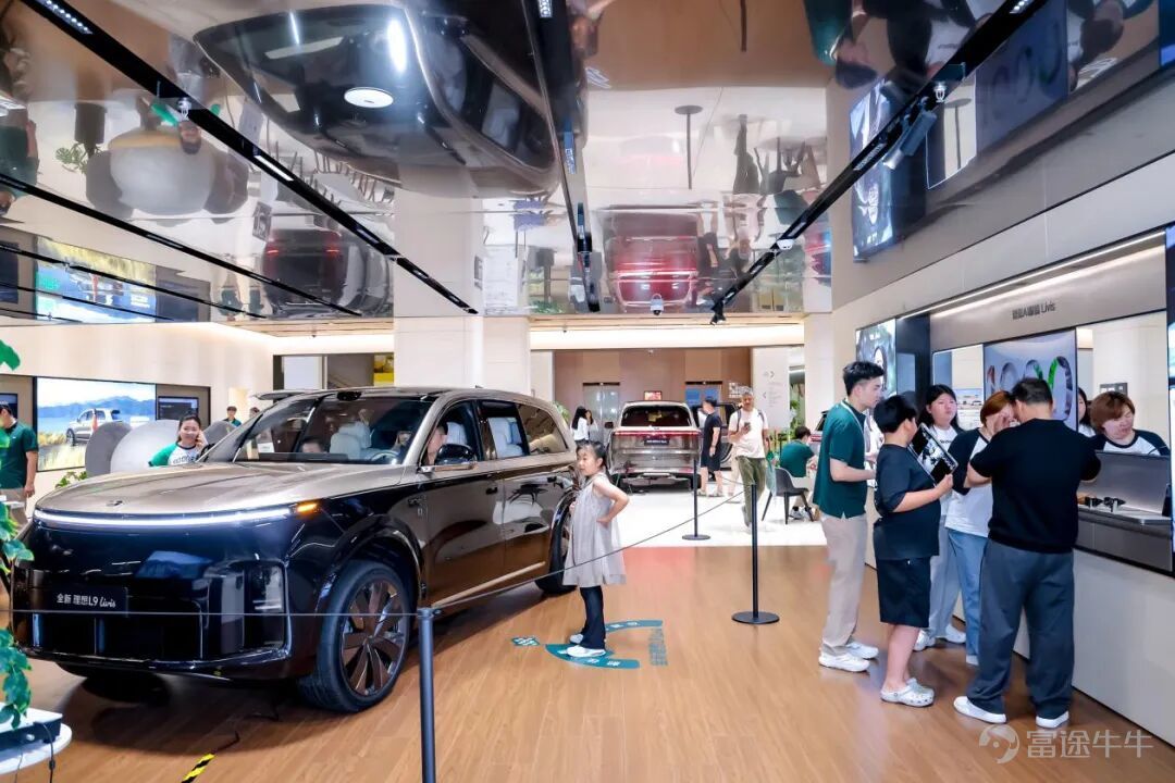 作者 商迪安 5月28日，理想汽車公佈了2026年第一季度業績報告，該季度理想汽車實現營業收入230億元，毛利爲18億元。 放眼整個汽車市場，今年開始，中國新能源汽車購置稅減半徵收正式實施，市場整體進入波動期，季度零售量同比大幅下滑21.1%。但在純電i系列的帶動下，理想汽車該季度交付9.5萬輛新車，超過指引，同比增長了2.5%。 「韌勁」，是理想汽車在第一季度業績的一個關鍵詞，另外一個則是「長期主義」——這個詞有點老調重彈，很多公司都會提，但理想汽車則呈現在真實的行動中。 理想汽車首先自掏腰包爲理想i6的超預期訂單買單，給2026年才能提車的用戶補足「購置稅減半徵收」的差額。此外，理想汽車還做了一個逆行業大流的決定：即將換代的L系列直接停產，同時不降價清庫存。爲此理想汽車承受了長達數月的交付真空期和巨大的營收損失。 理想i6不到7個月下線10萬輛，拔高了20-30萬元級純電SUV的增長速度；理想i8以88.1分斬獲中大型SUV用戶NPS（淨推薦值）第一。憑藉兩款車型的表現，理想穩住了基本盤，重登20萬元以上中國新能源汽車市場品...