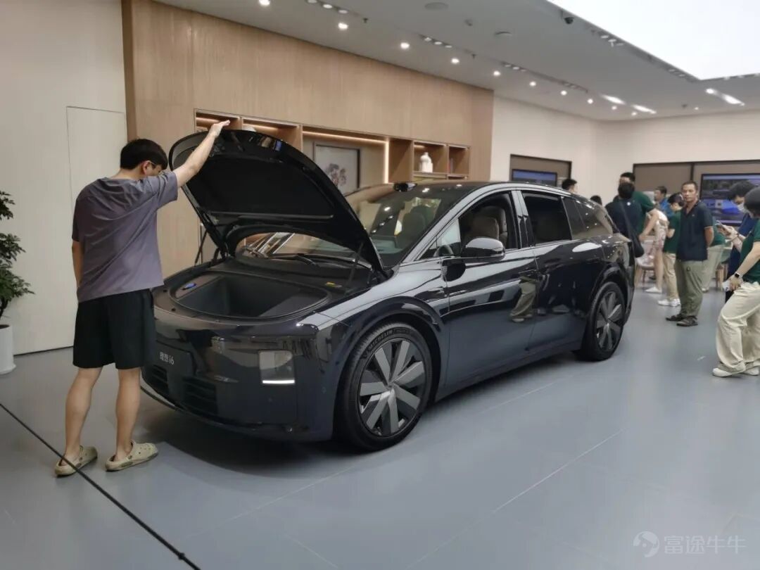 作者 商迪安 5月28日，理想汽車公佈了2026年第一季度業績報告，該季度理想汽車實現營業收入230億元，毛利爲18億元。 放眼整個汽車市場，今年開始，中國新能源汽車購置稅減半徵收正式實施，市場整體進入波動期，季度零售量同比大幅下滑21.1%。但在純電i系列的帶動下，理想汽車該季度交付9.5萬輛新車，超過指引，同比增長了2.5%。 「韌勁」，是理想汽車在第一季度業績的一個關鍵詞，另外一個則是「長期主義」——這個詞有點老調重彈，很多公司都會提，但理想汽車則呈現在真實的行動中。 理想汽車首先自掏腰包爲理想i6的超預期訂單買單，給2026年才能提車的用戶補足「購置稅減半徵收」的差額。此外，理想汽車還做了一個逆行業大流的決定：即將換代的L系列直接停產，同時不降價清庫存。爲此理想汽車承受了長達數月的交付真空期和巨大的營收損失。 理想i6不到7個月下線10萬輛，拔高了20-30萬元級純電SUV的增長速度；理想i8以88.1分斬獲中大型SUV用戶NPS（淨推薦值）第一。憑藉兩款車型的表現，理想穩住了基本盤，重登20萬元以上中國新能源汽車市場品...