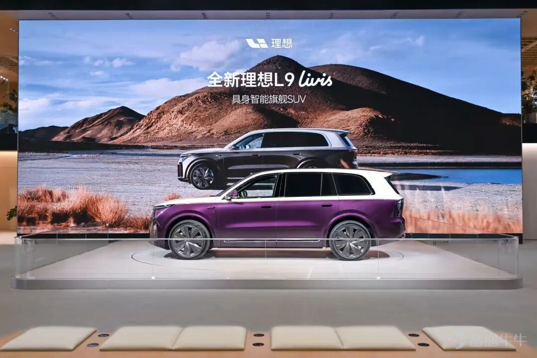 作者 商迪安 5月28日，理想汽車公佈了2026年第一季度業績報告，該季度理想汽車實現營業收入230億元，毛利爲18億元。 放眼整個汽車市場，今年開始，中國新能源汽車購置稅減半徵收正式實施，市場整體進入波動期，季度零售量同比大幅下滑21.1%。但在純電i系列的帶動下，理想汽車該季度交付9.5萬輛新車，超過指引，同比增長了2.5%。 「韌勁」，是理想汽車在第一季度業績的一個關鍵詞，另外一個則是「長期主義」——這個詞有點老調重彈，很多公司都會提，但理想汽車則呈現在真實的行動中。 理想汽車首先自掏腰包爲理想i6的超預期訂單買單，給2026年才能提車的用戶補足「購置稅減半徵收」的差額。此外，理想汽車還做了一個逆行業大流的決定：即將換代的L系列直接停產，同時不降價清庫存。爲此理想汽車承受了長達數月的交付真空期和巨大的營收損失。 理想i6不到7個月下線10萬輛，拔高了20-30萬元級純電SUV的增長速度；理想i8以88.1分斬獲中大型SUV用戶NPS（淨推薦值）第一。憑藉兩款車型的表現，理想穩住了基本盤，重登20萬元以上中國新能源汽車市場品...